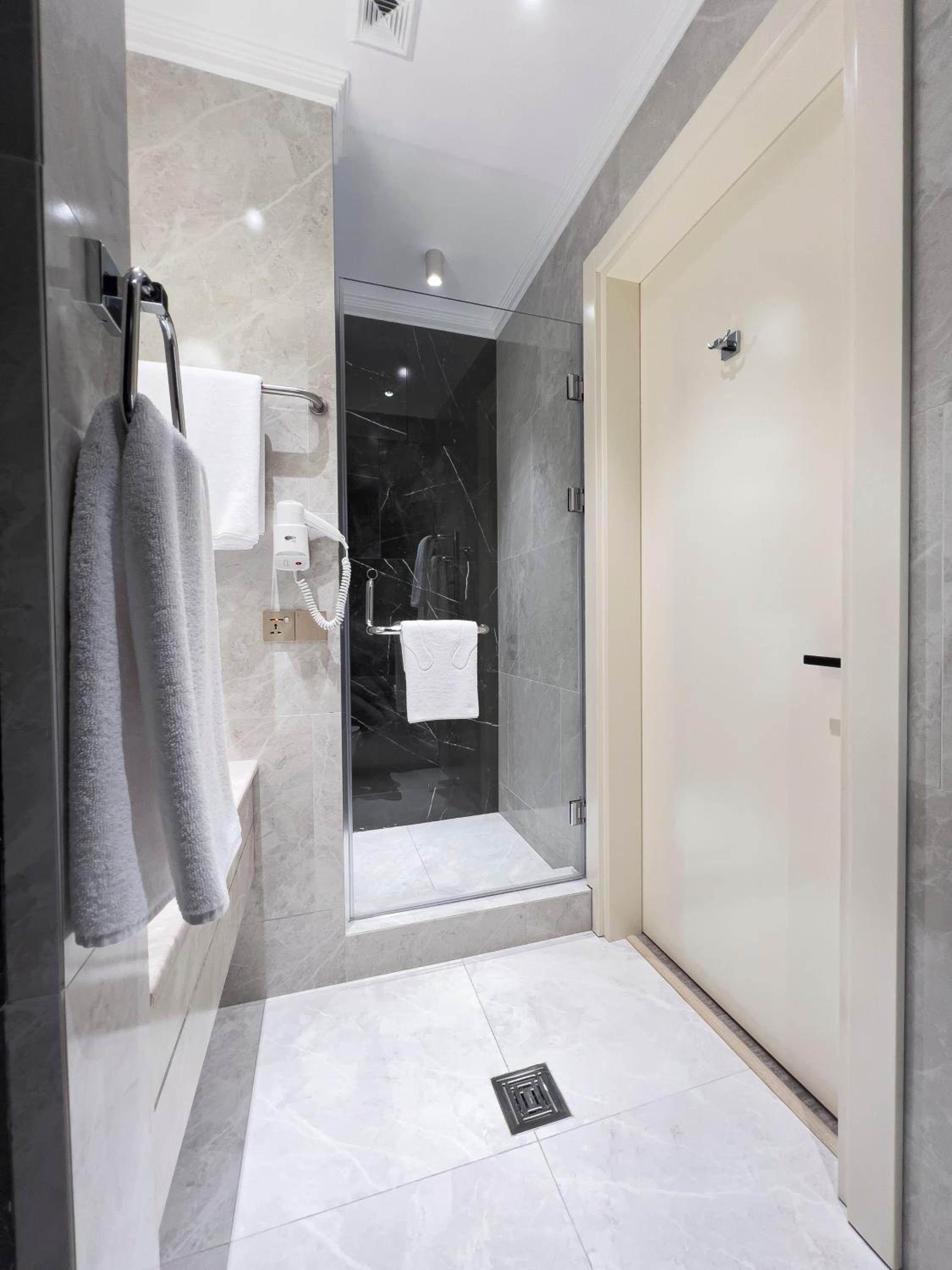 Standard Twin Room - Photo 4
