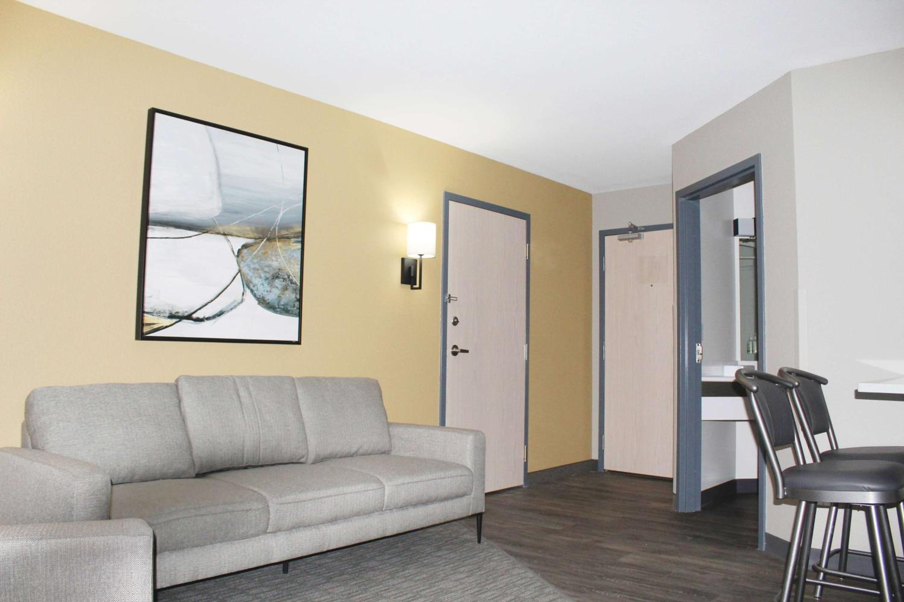 One-Bedroom Queen Suite - Non-Smoking