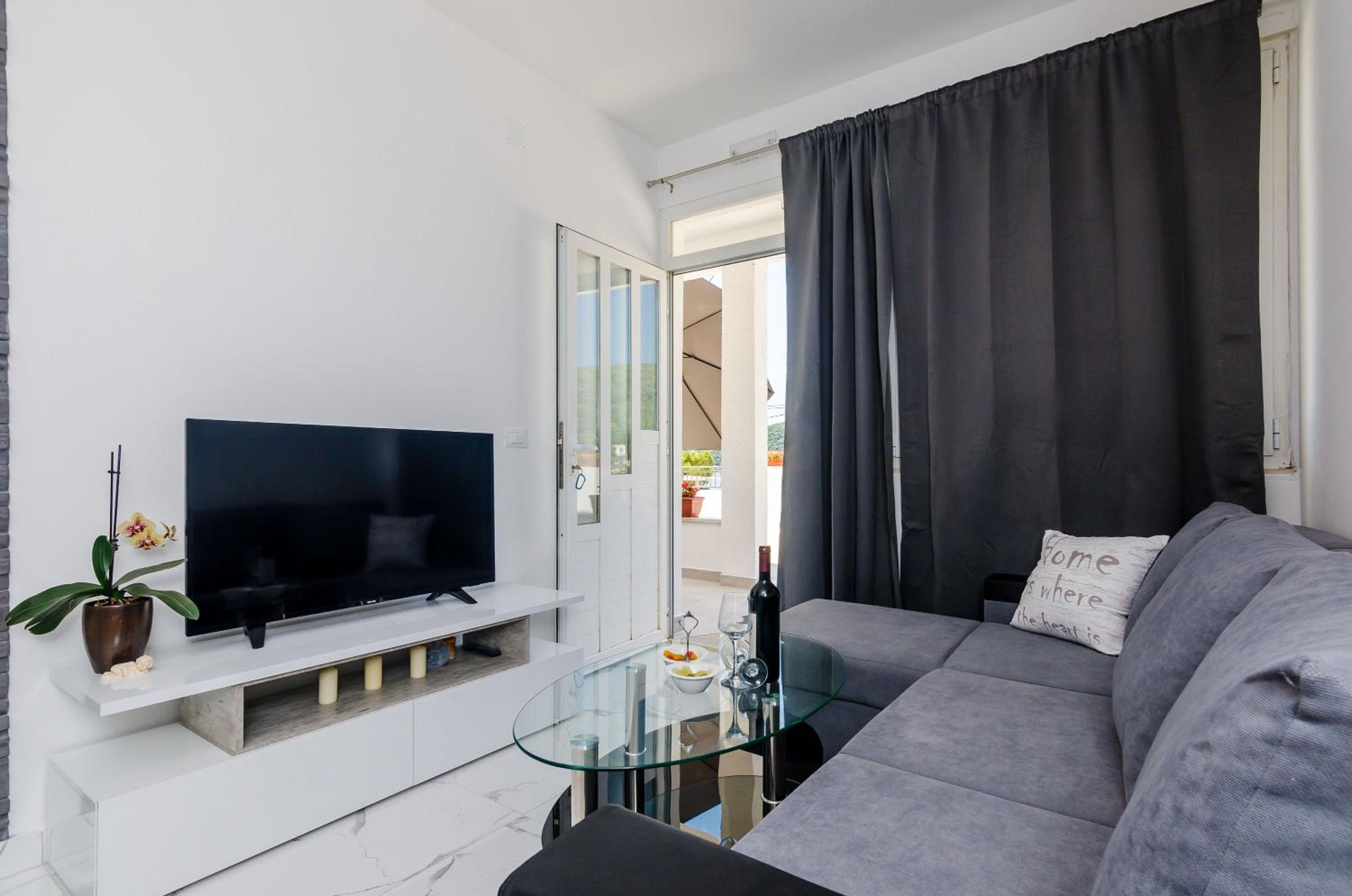 One Bedroom Apartment with Terrace and Sea View