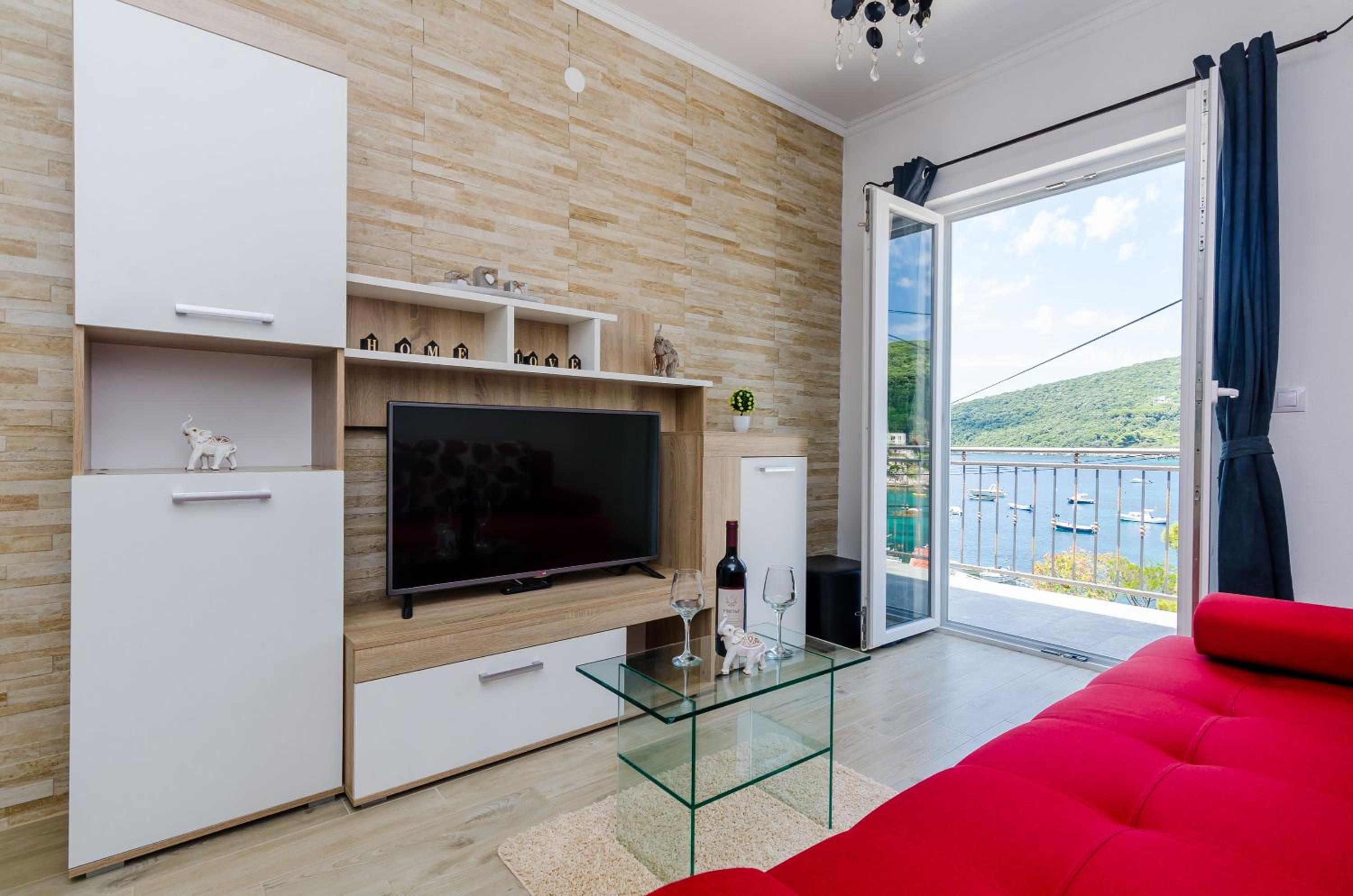 Comfort One Bedroom Apartment with Balcony and Sea View
