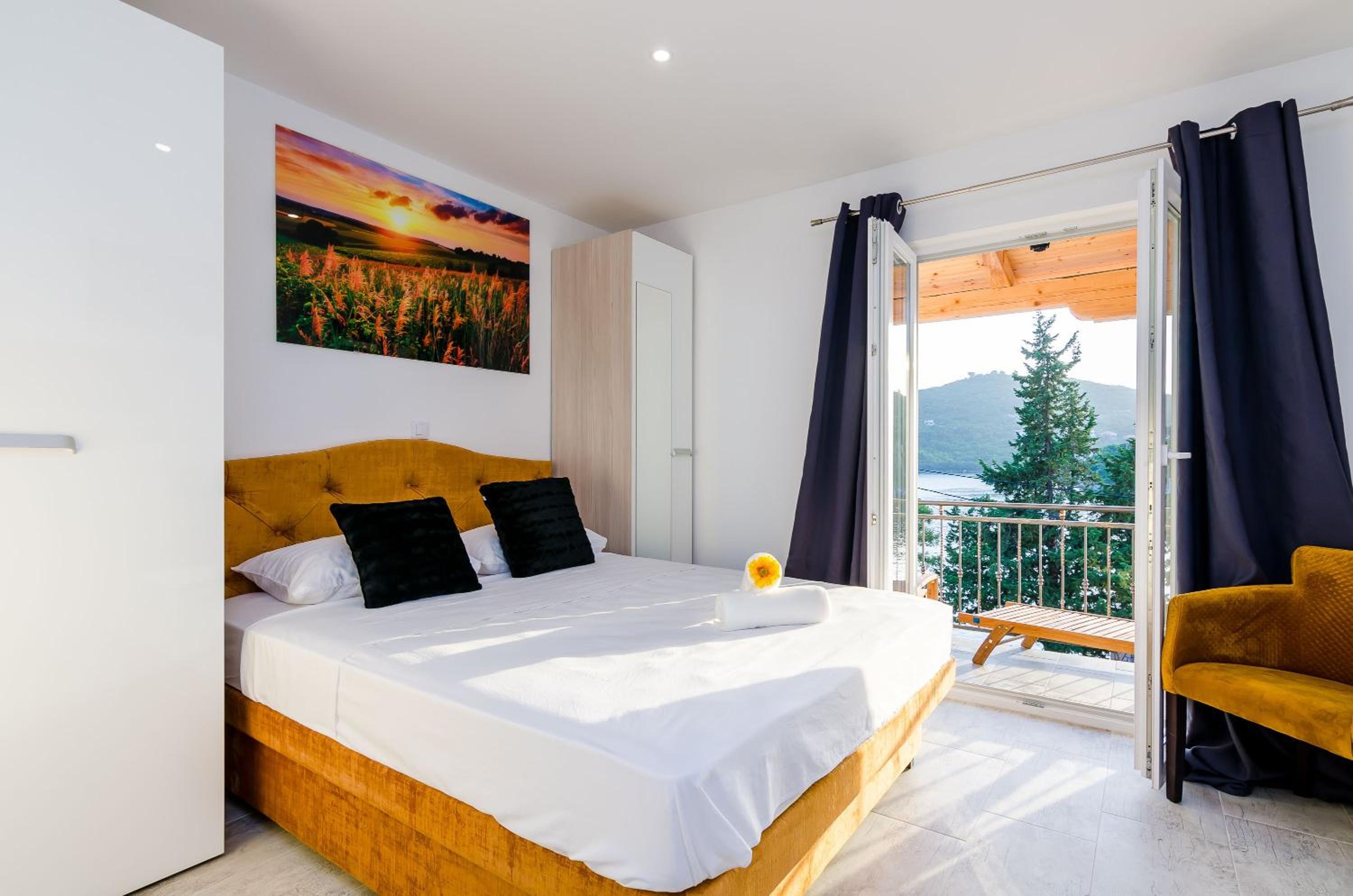 Deluxe Two Bedroom Apartment with Balcony and Sea View
