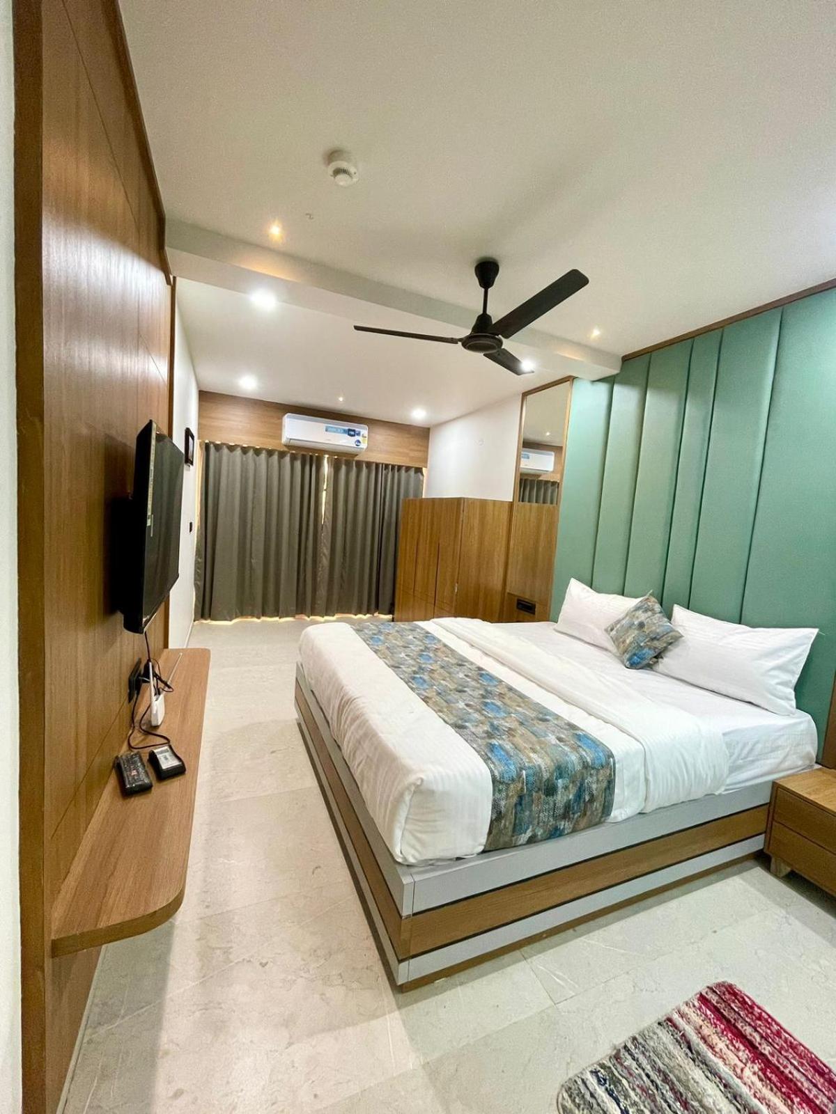 Suite with City View photo 3