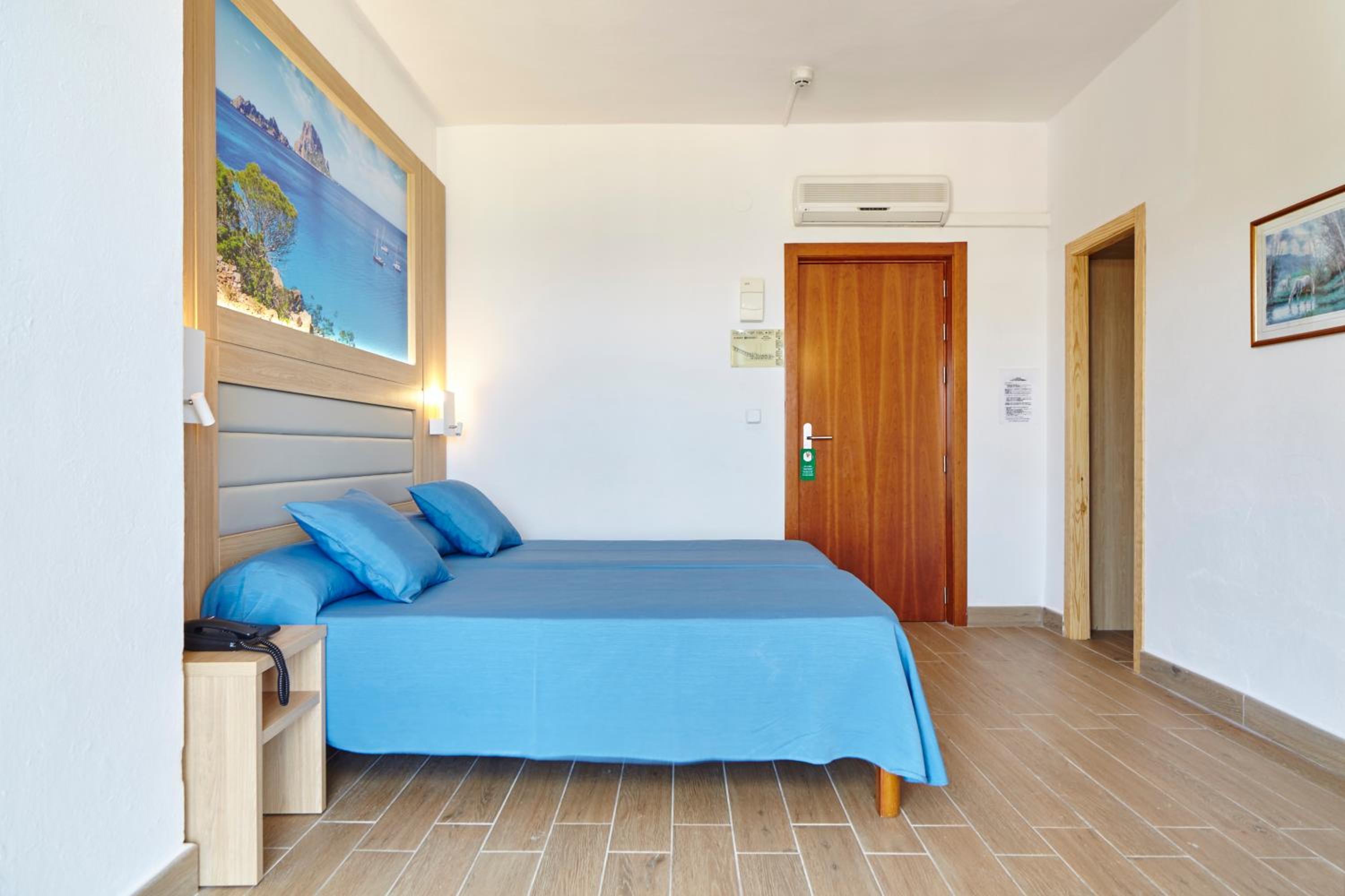 Twin Room with Balcony photo 3