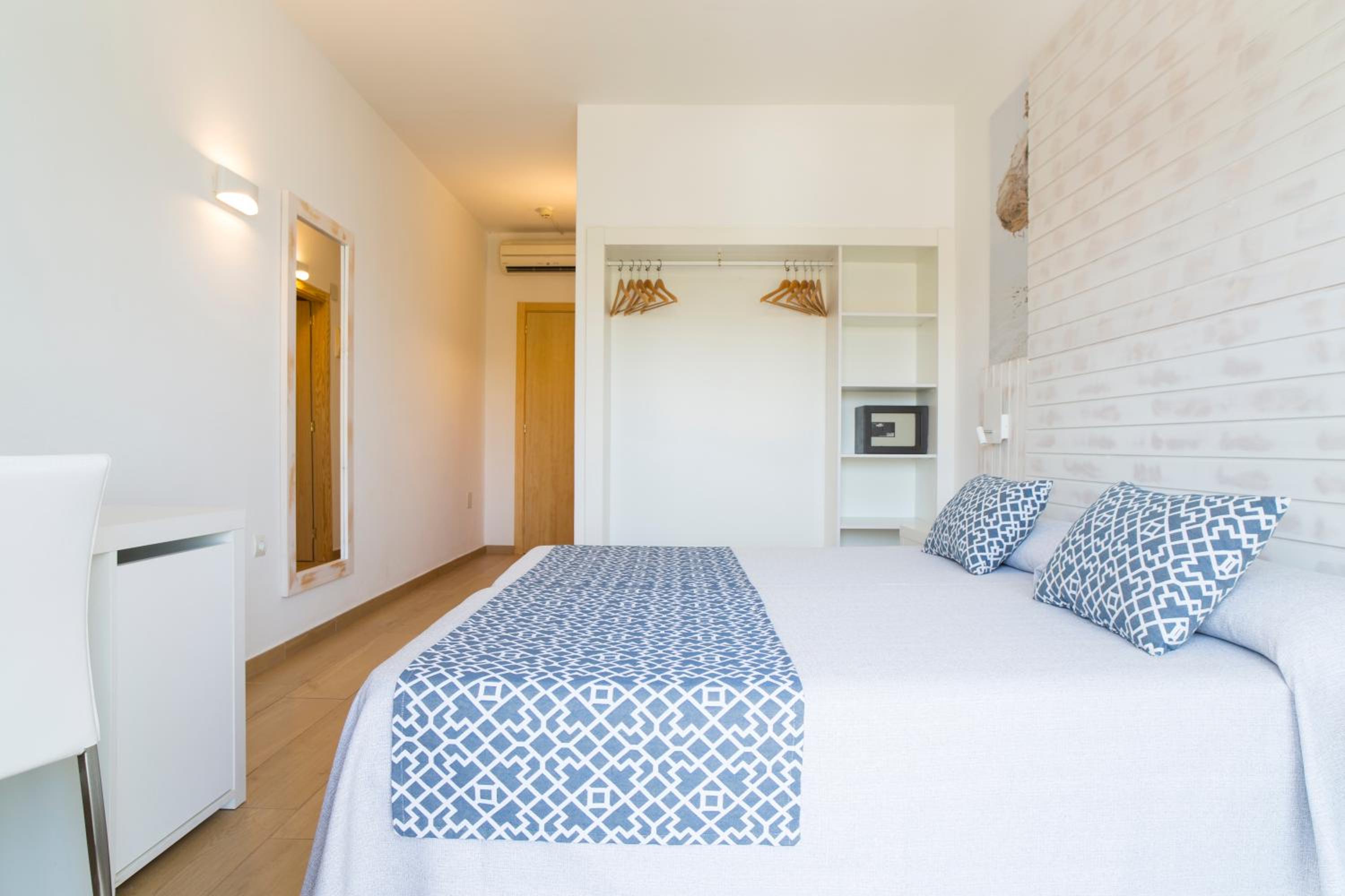 Twin Room with Balcony photo 2