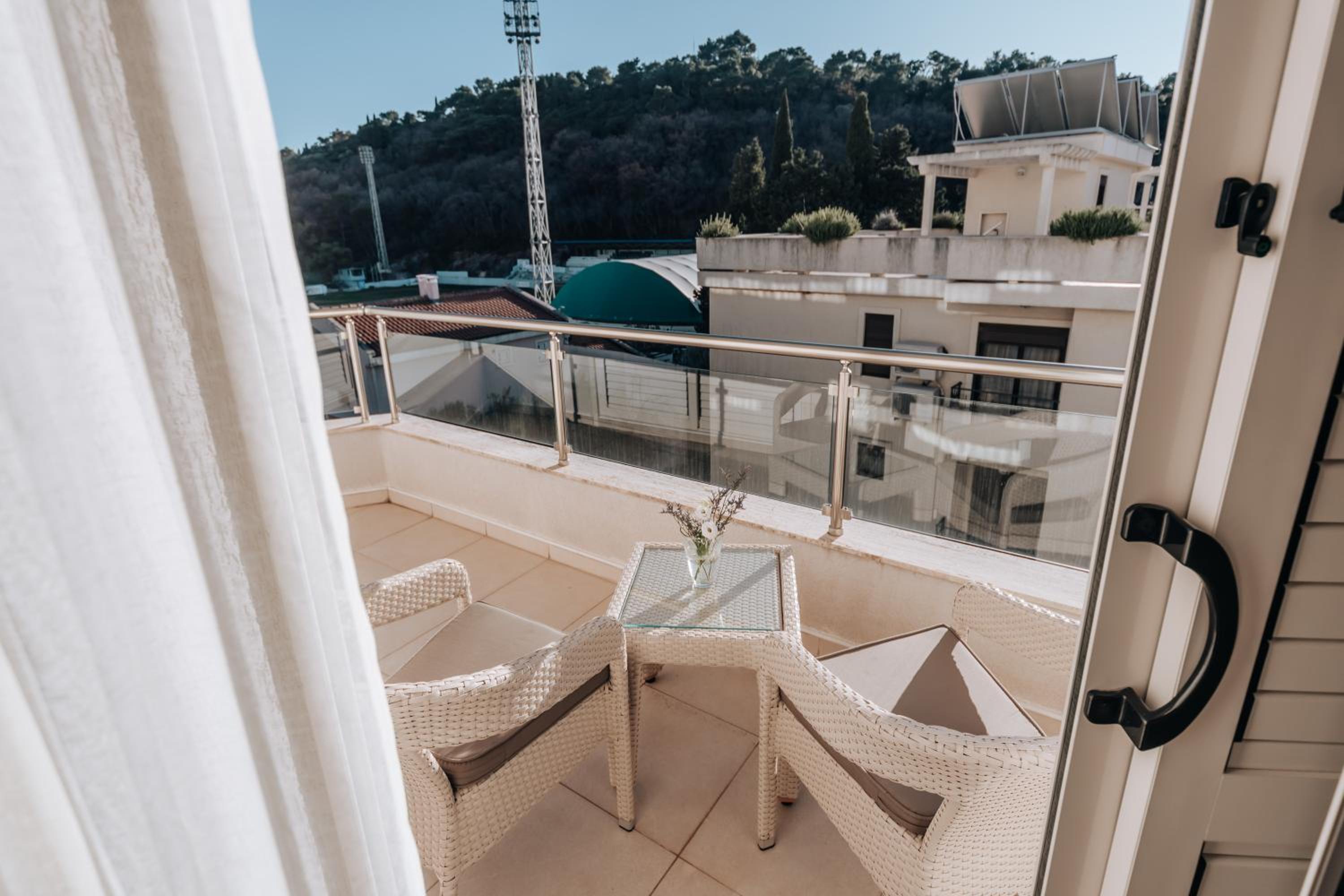 One Bedroom Apartment with Balcony - Photo 4