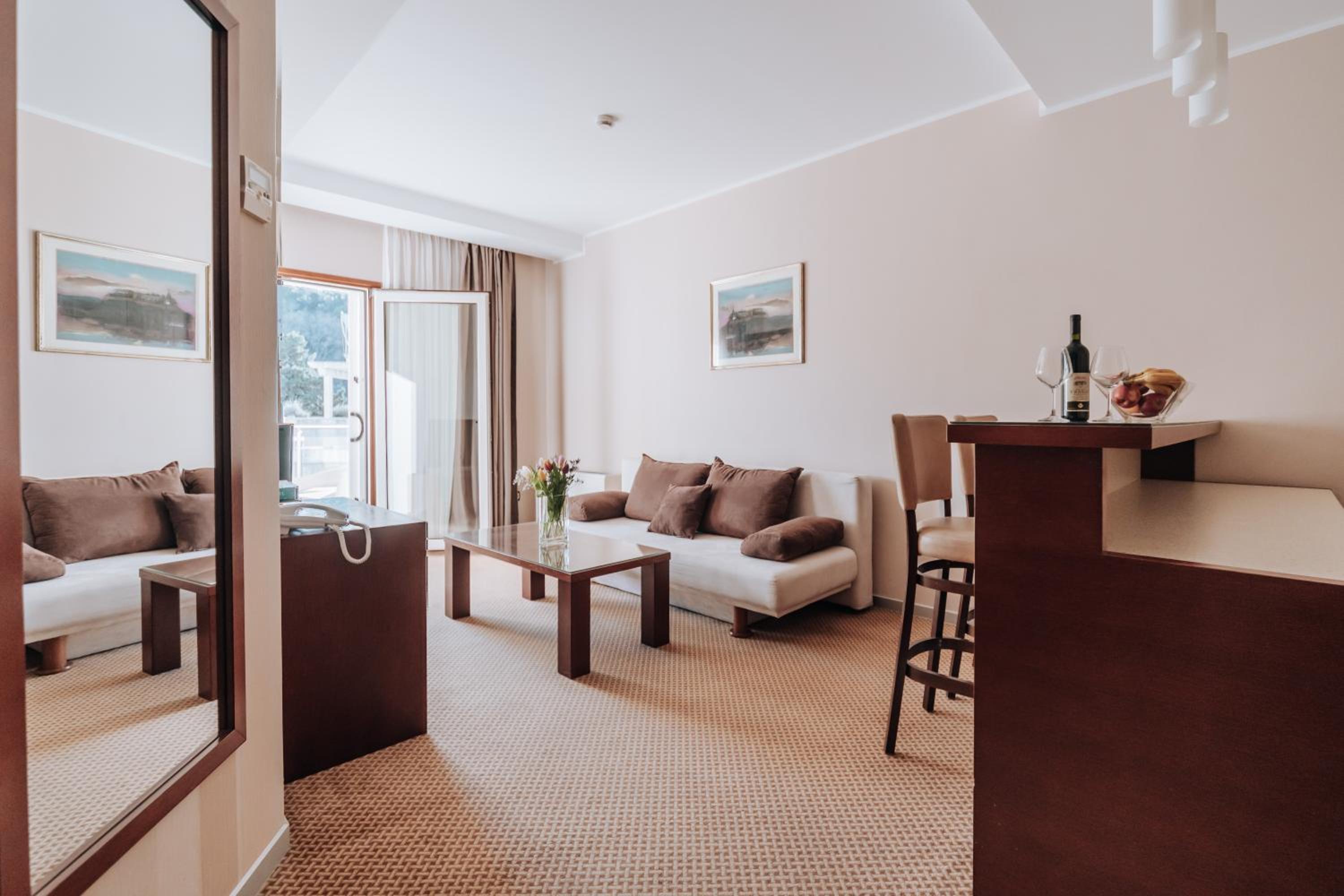 One Bedroom Apartment with Balcony - Photo 3