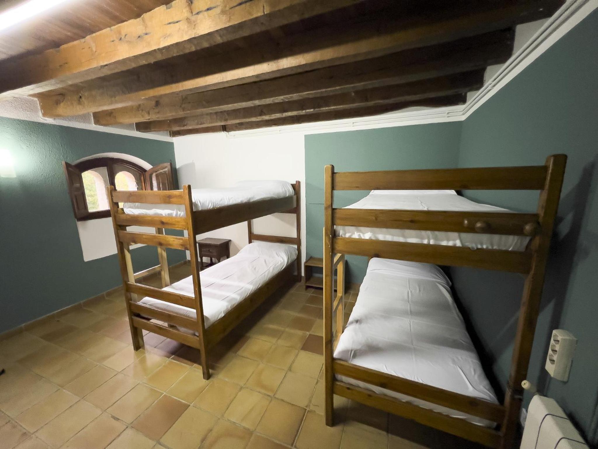 Cama individual en dormitorio