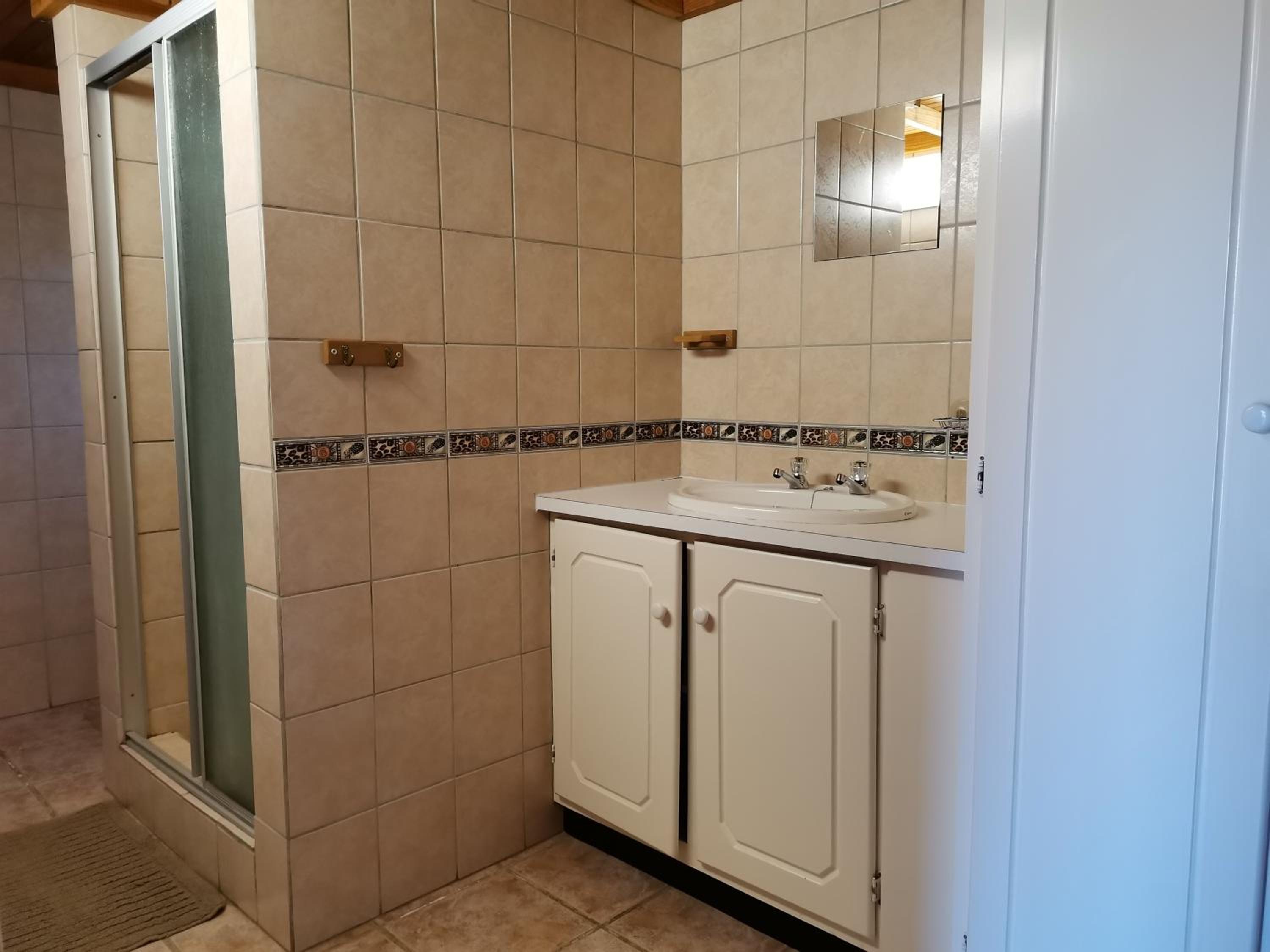 Double Room with Private Bathroom - Photo 19