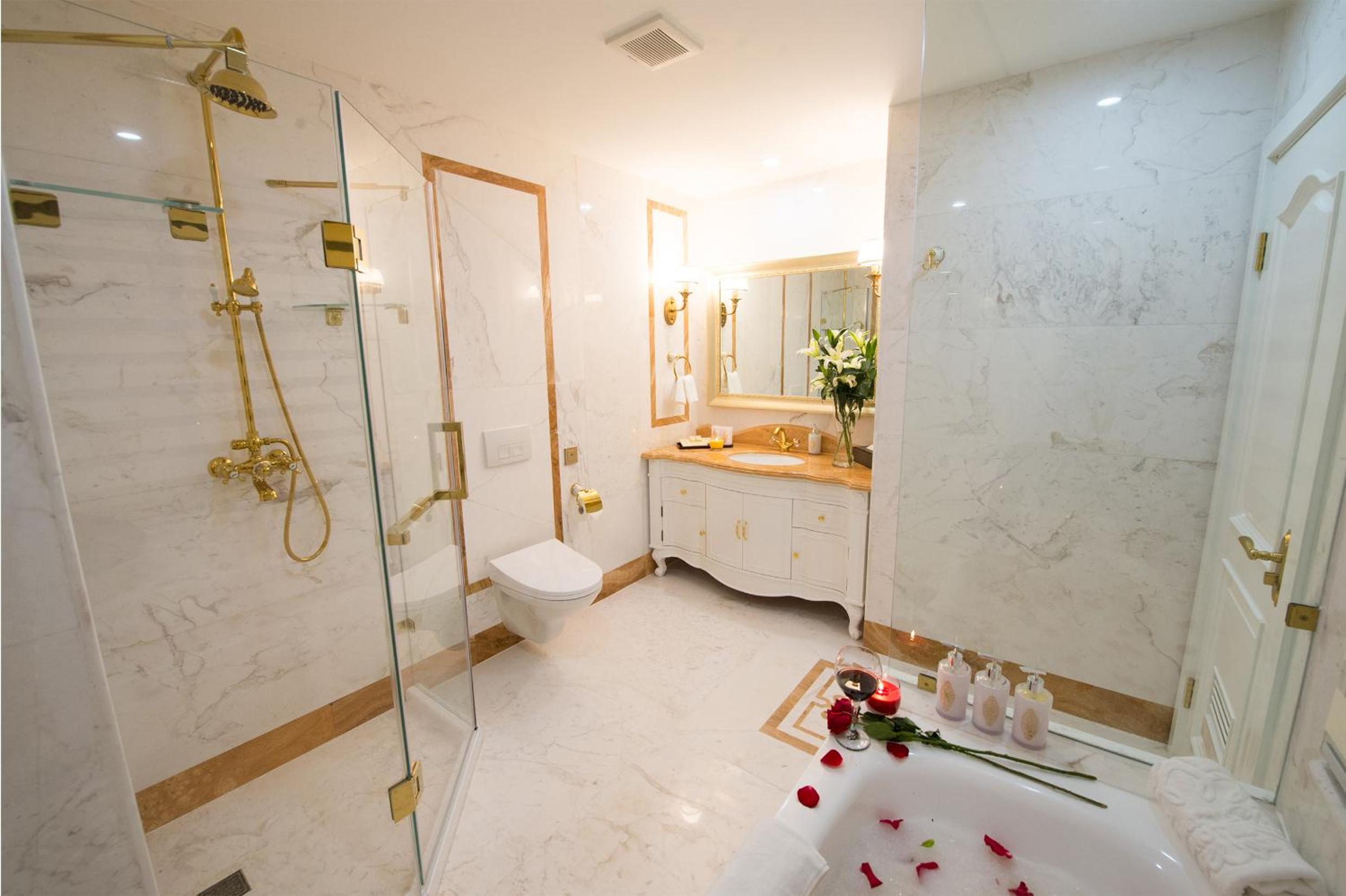 Deluxe King Room - Photo 4
