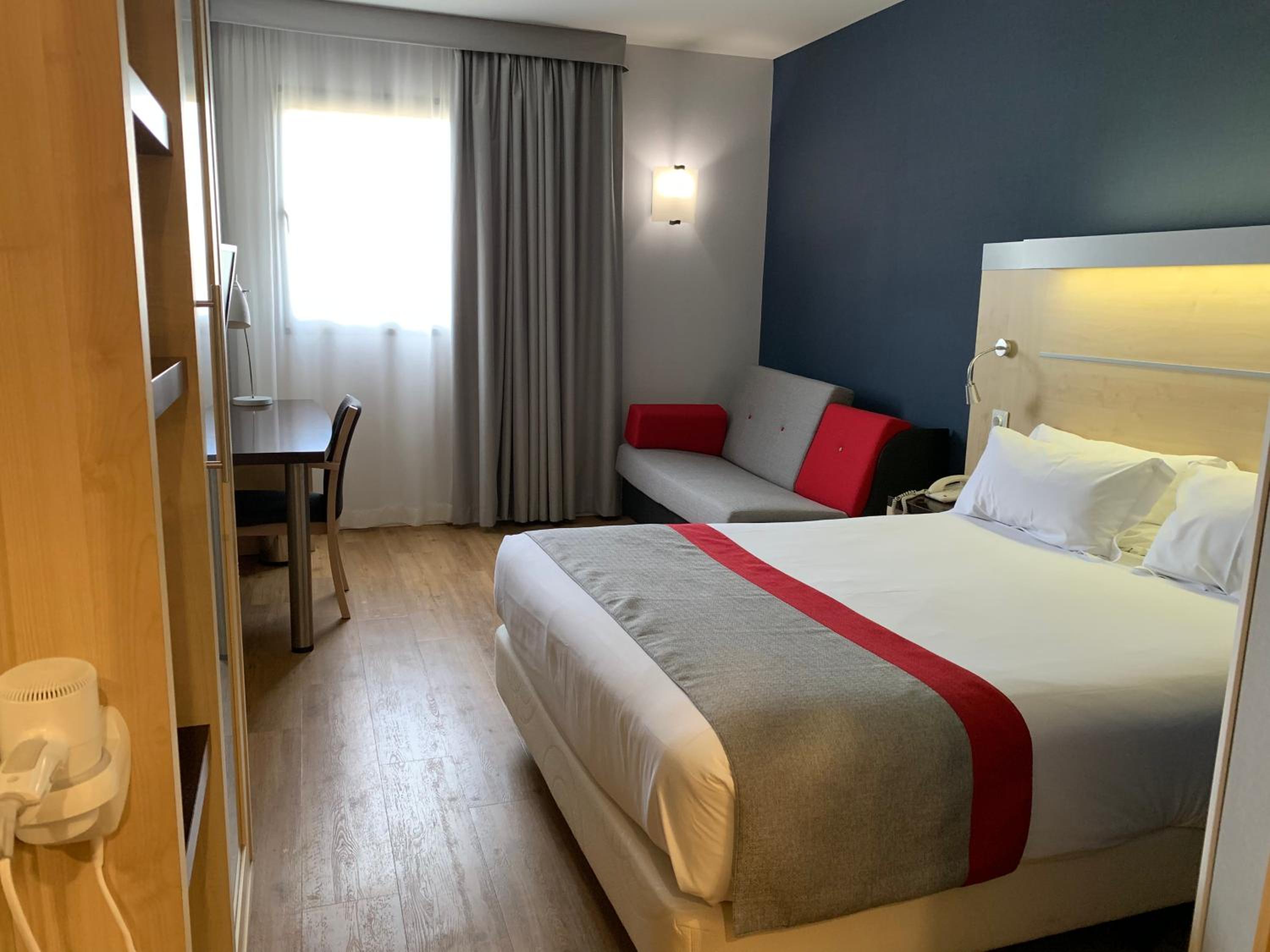 Standard Queen Room with Sofa Bed - Photo 12