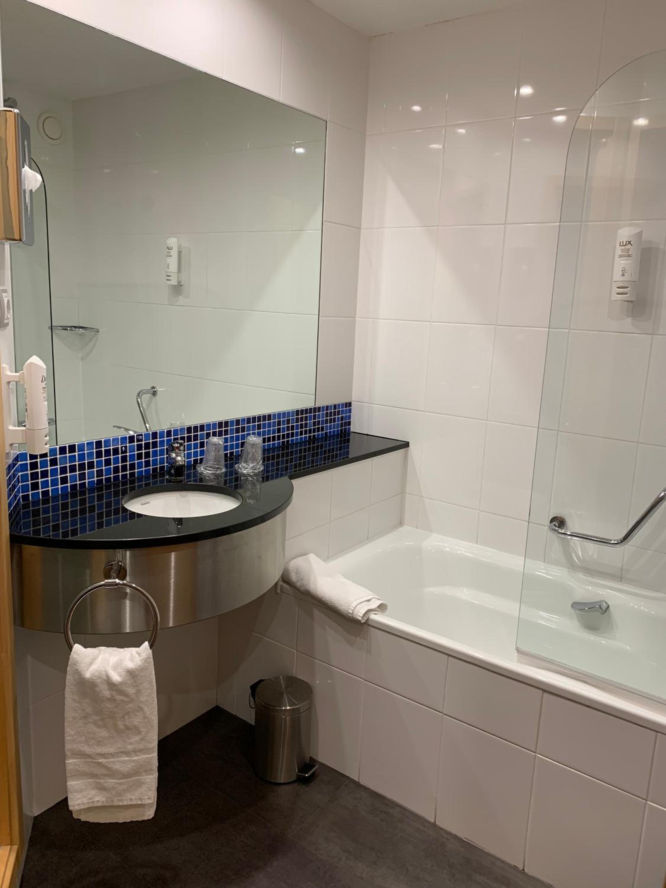 Standard Room with Free Breakfast - Photo 6