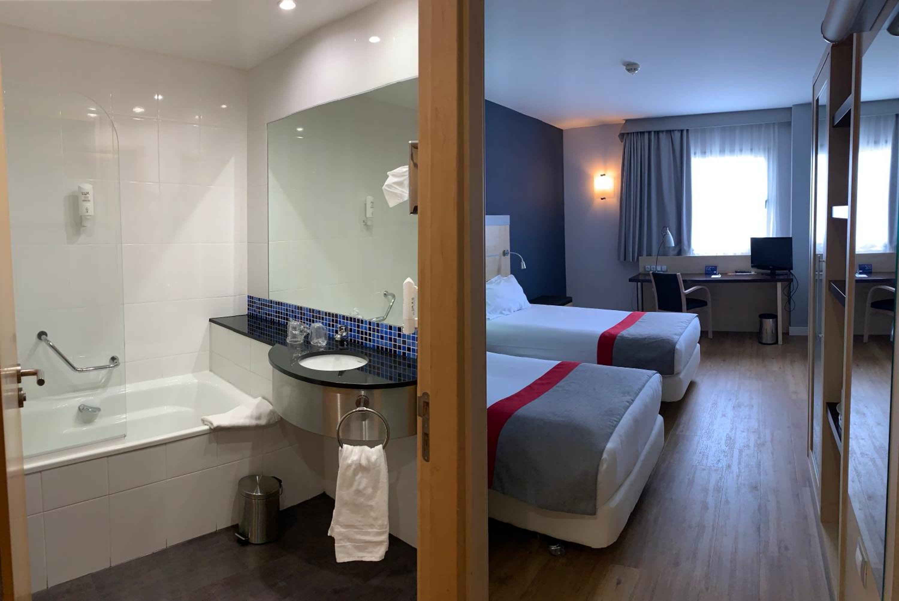 Standard Room with Free Breakfast - Photo 2