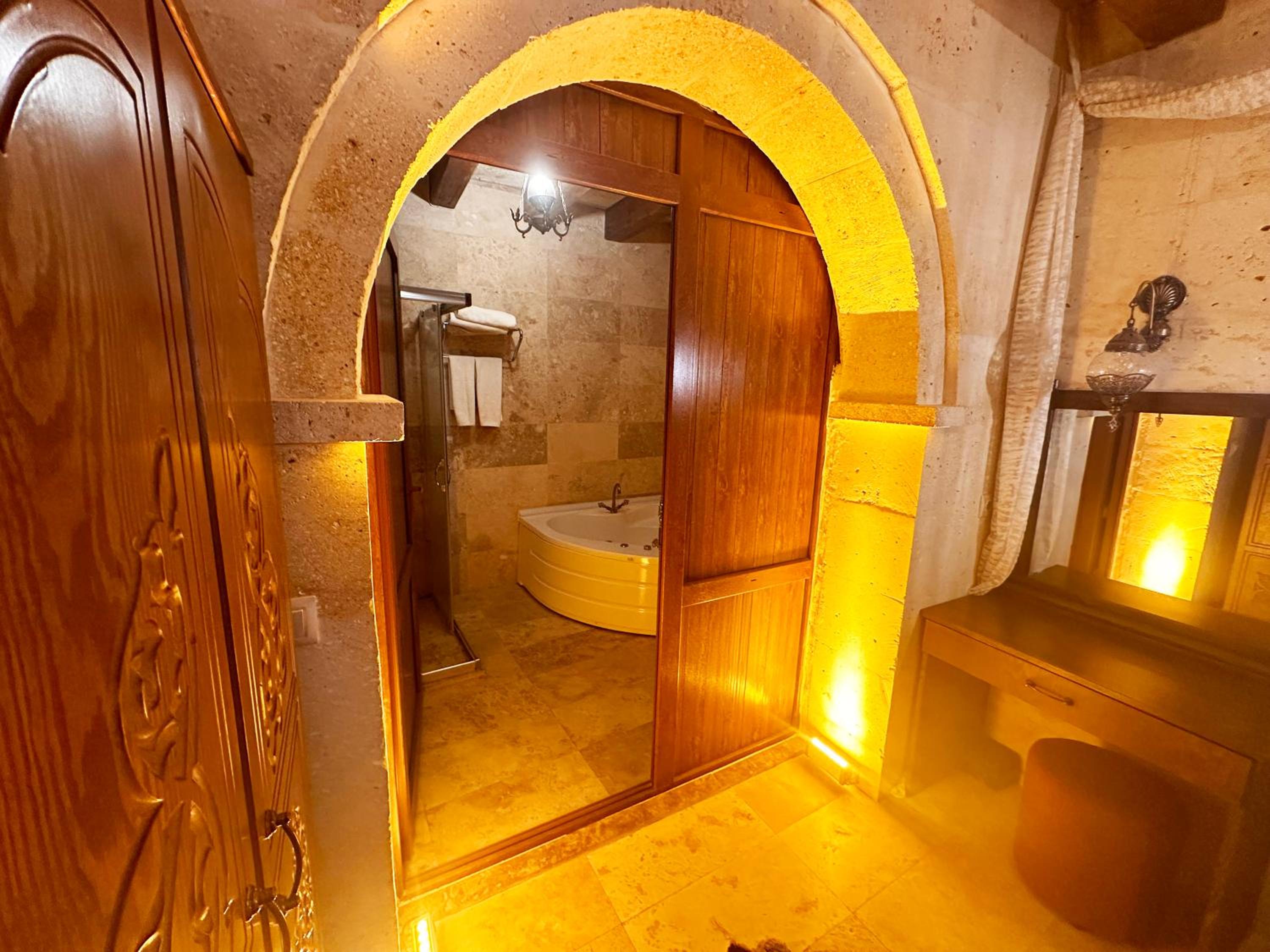 Honeymoon Suite - Photo 12