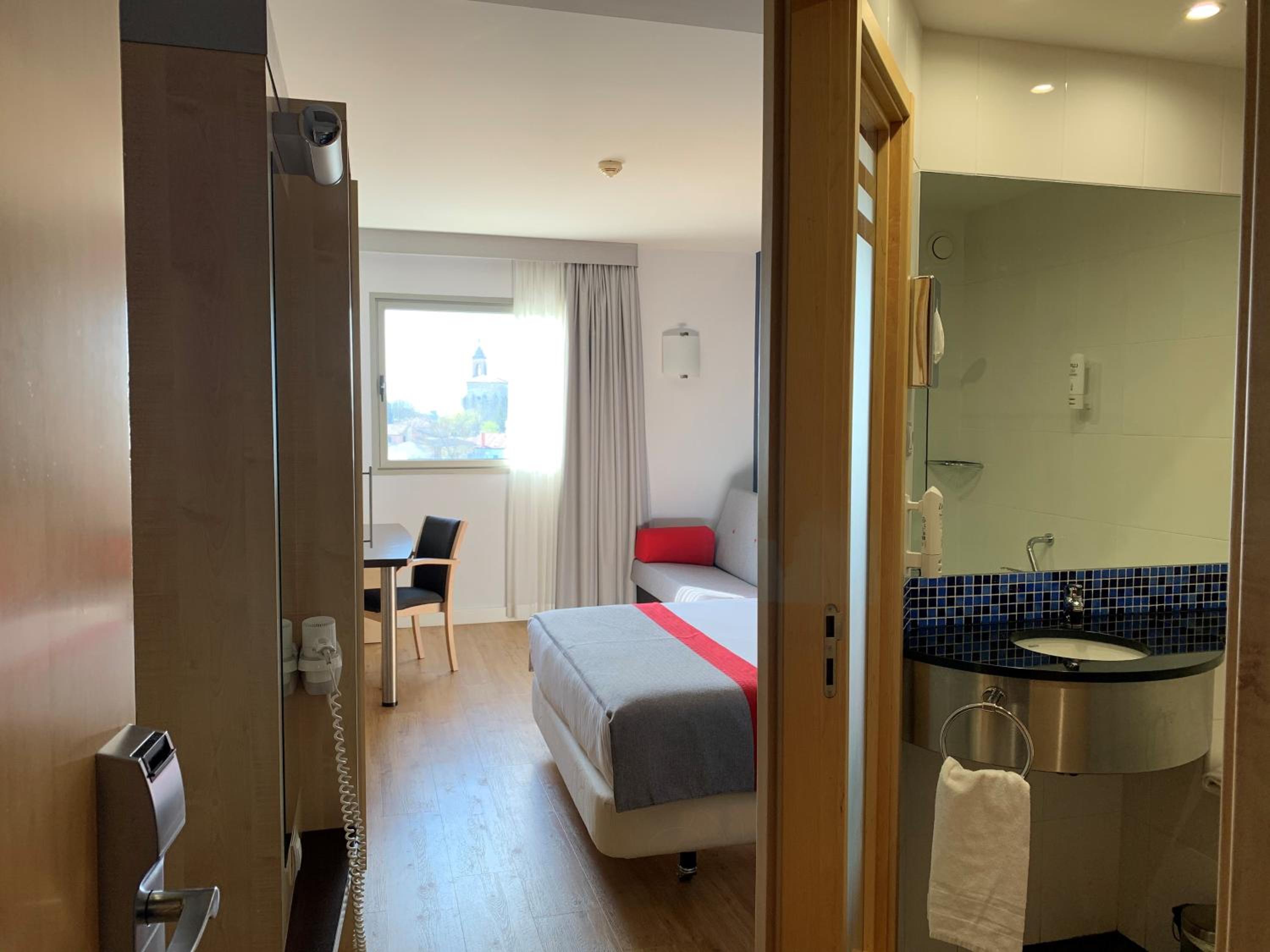 Standard Room with Free Breakfast - Photo 1
