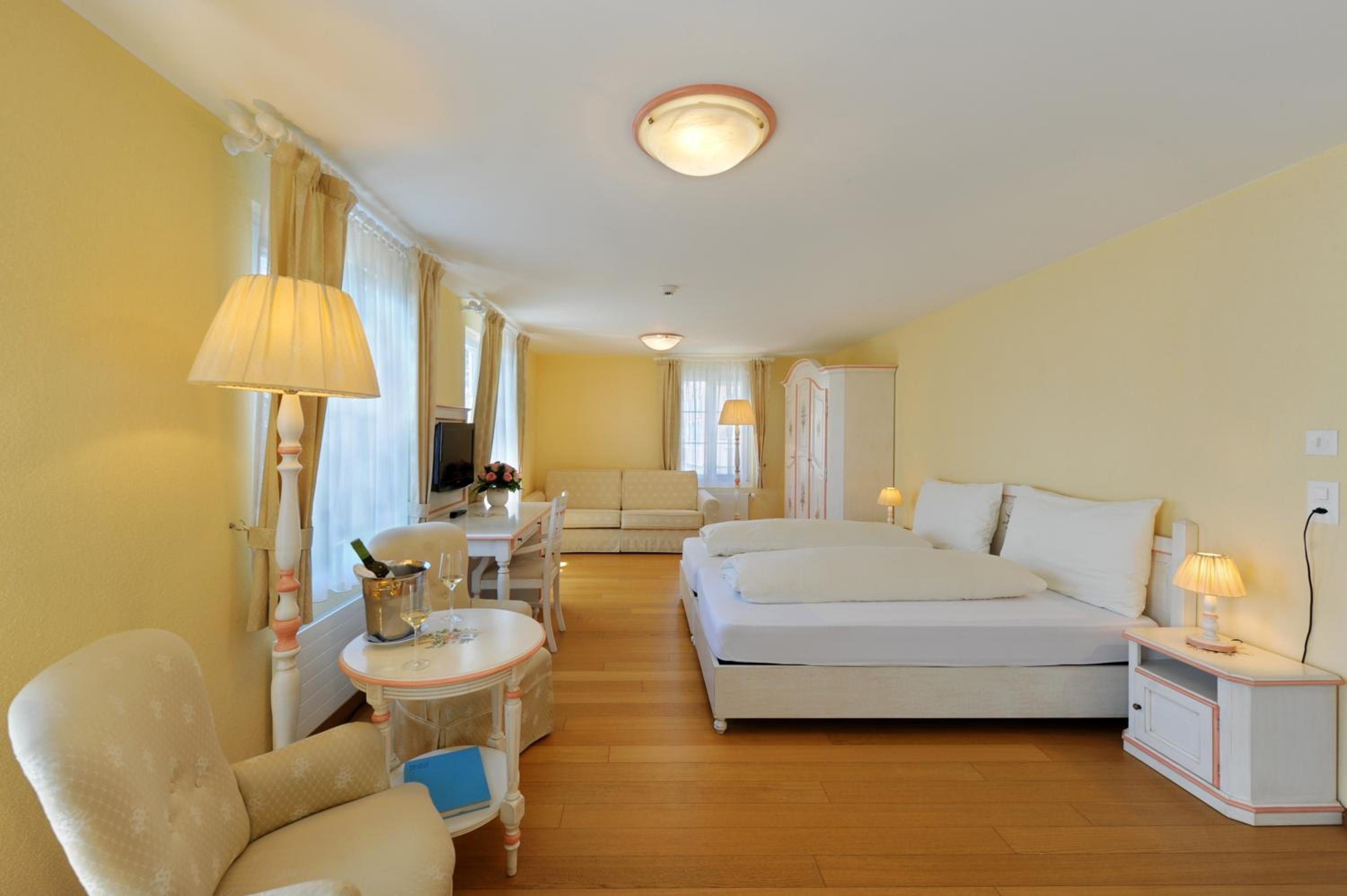 Junior Suite with Lake View and Balcony photo 2