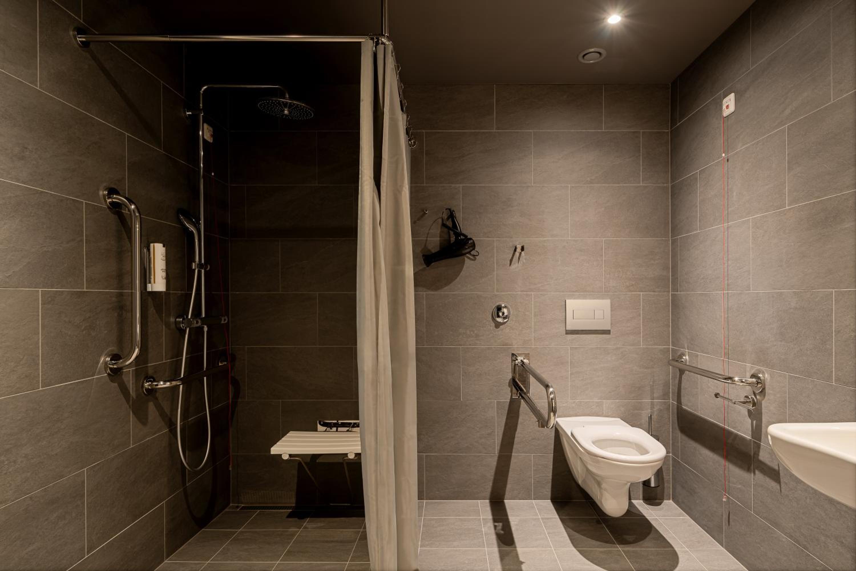 Twin Room - Disability Access photo 2