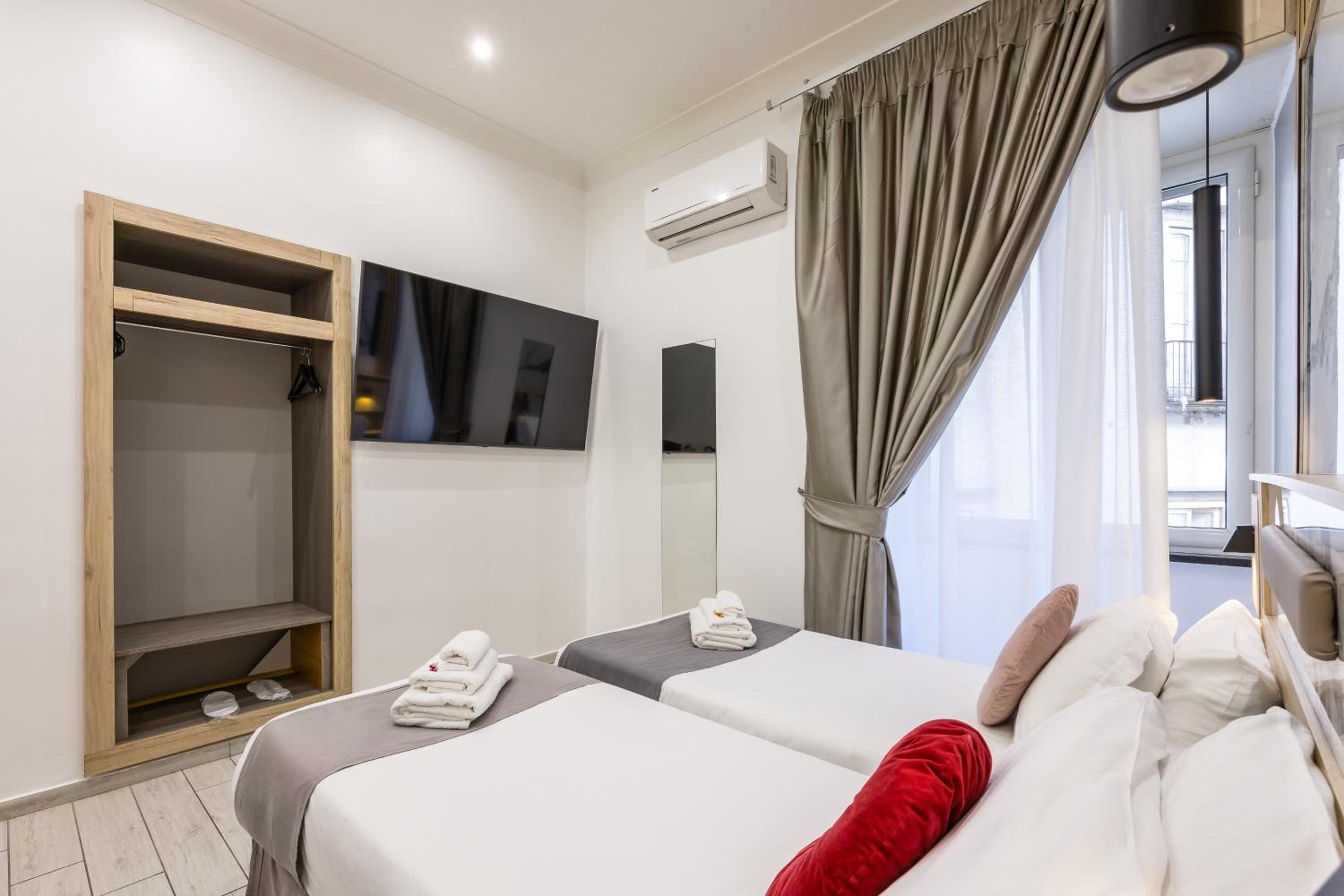 Double or Twin Room thumbnail 5