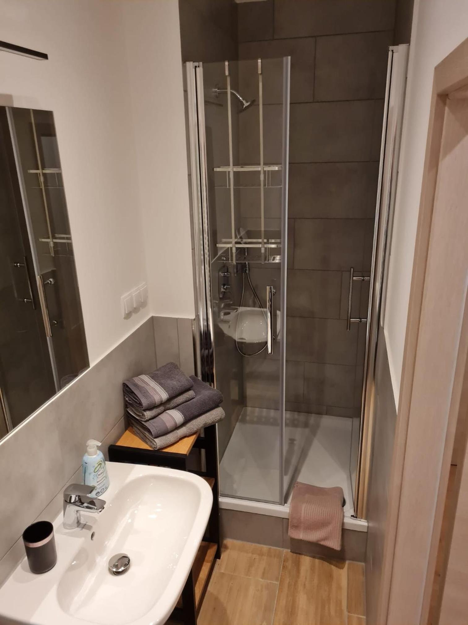 Large Double Room - Photo 3