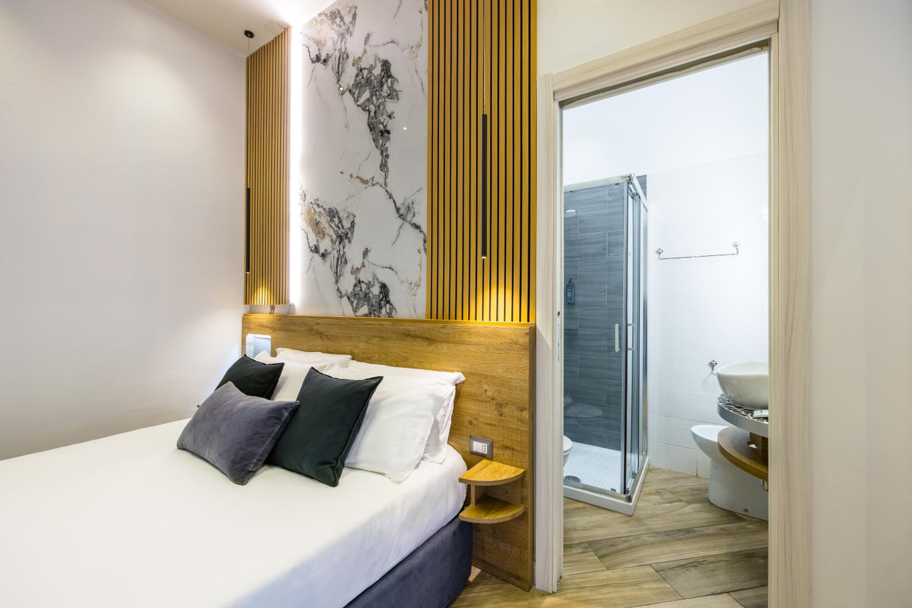 Economy Double Room - Photo 13
