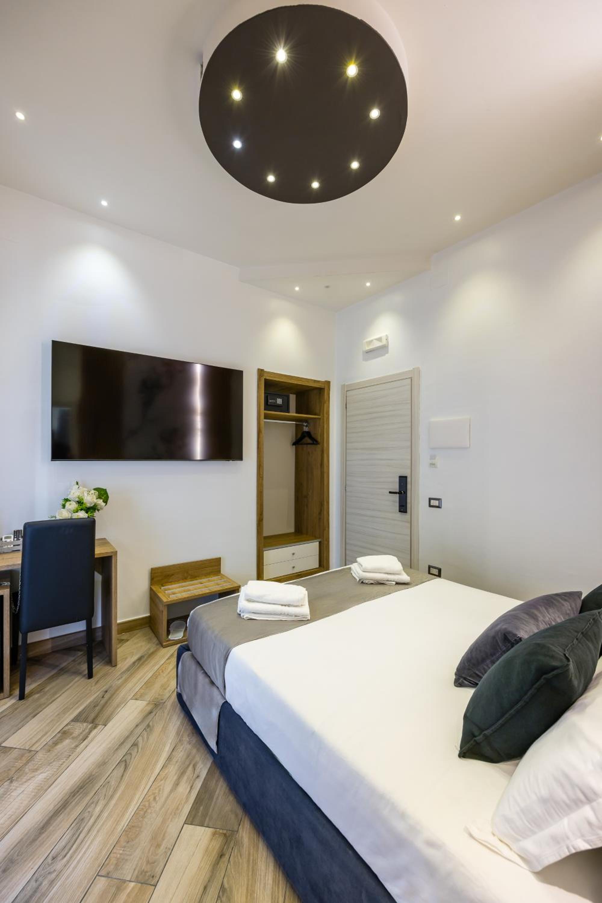 Economy Double Room - Photo 17