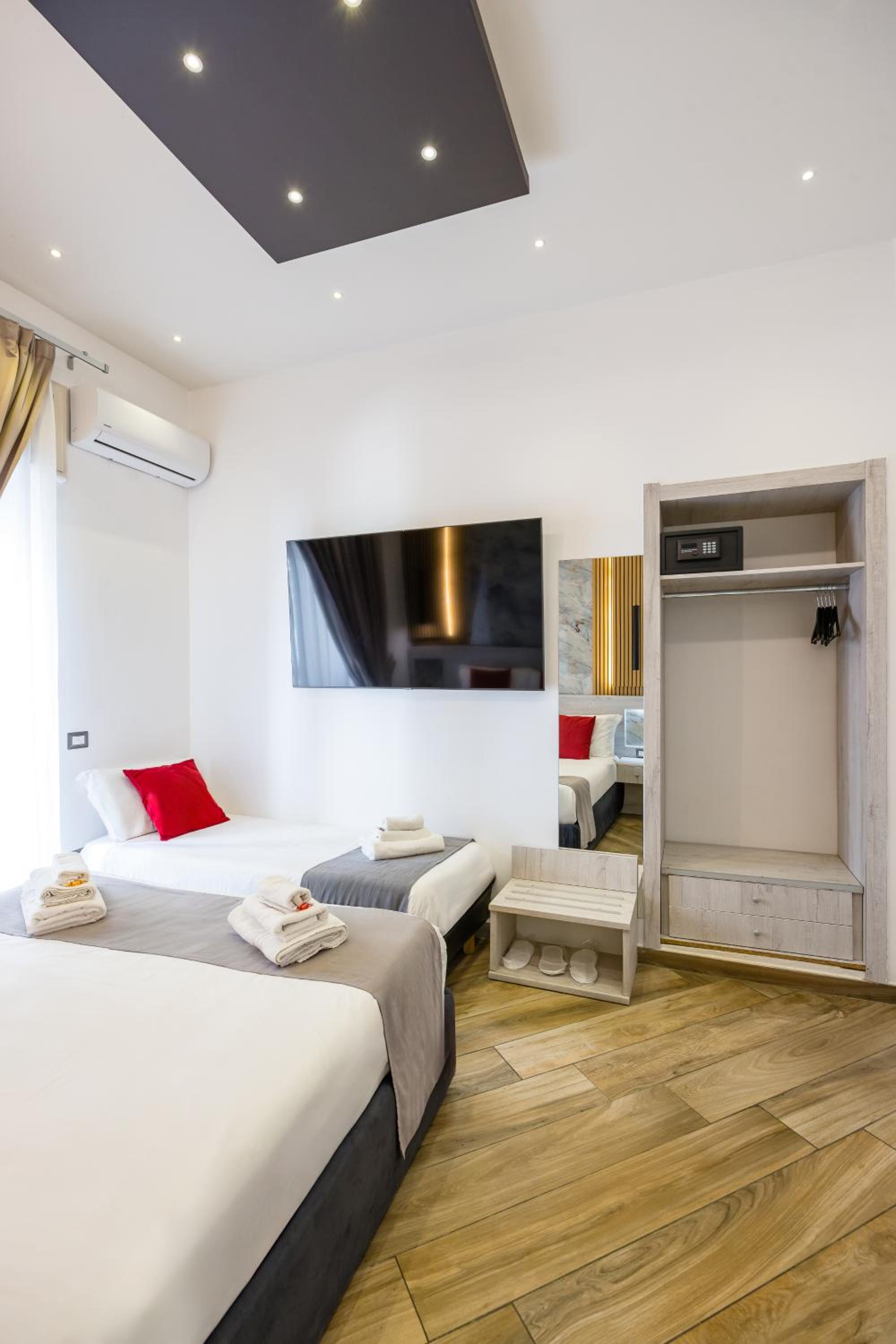 Triple Room thumbnail 5