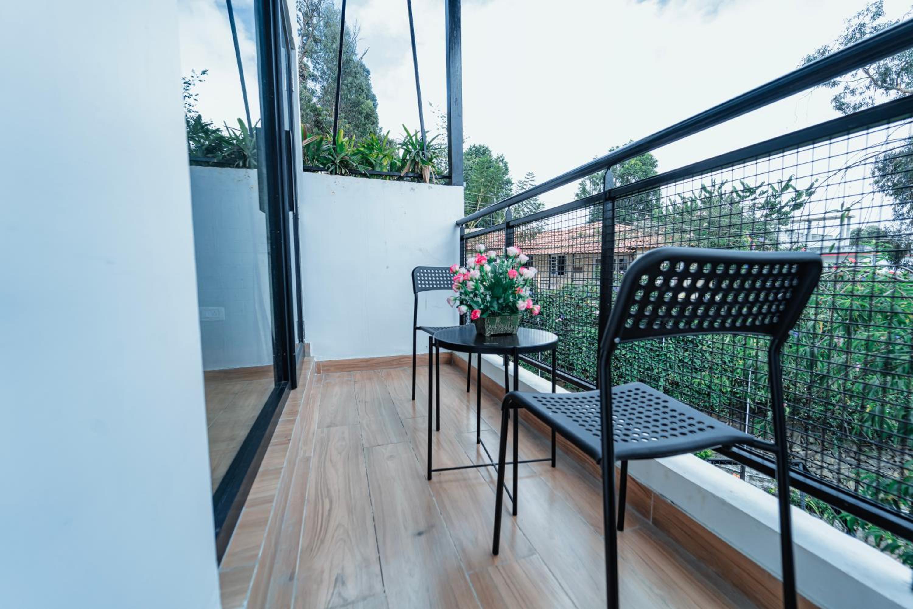 King Room with Balcony - Photo 3