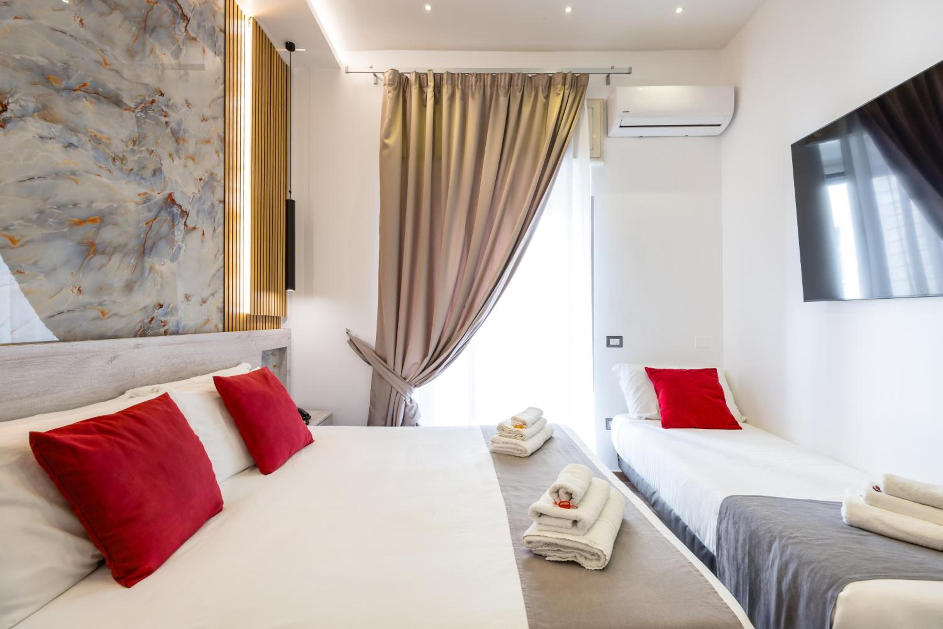 Triple Room thumbnail 6