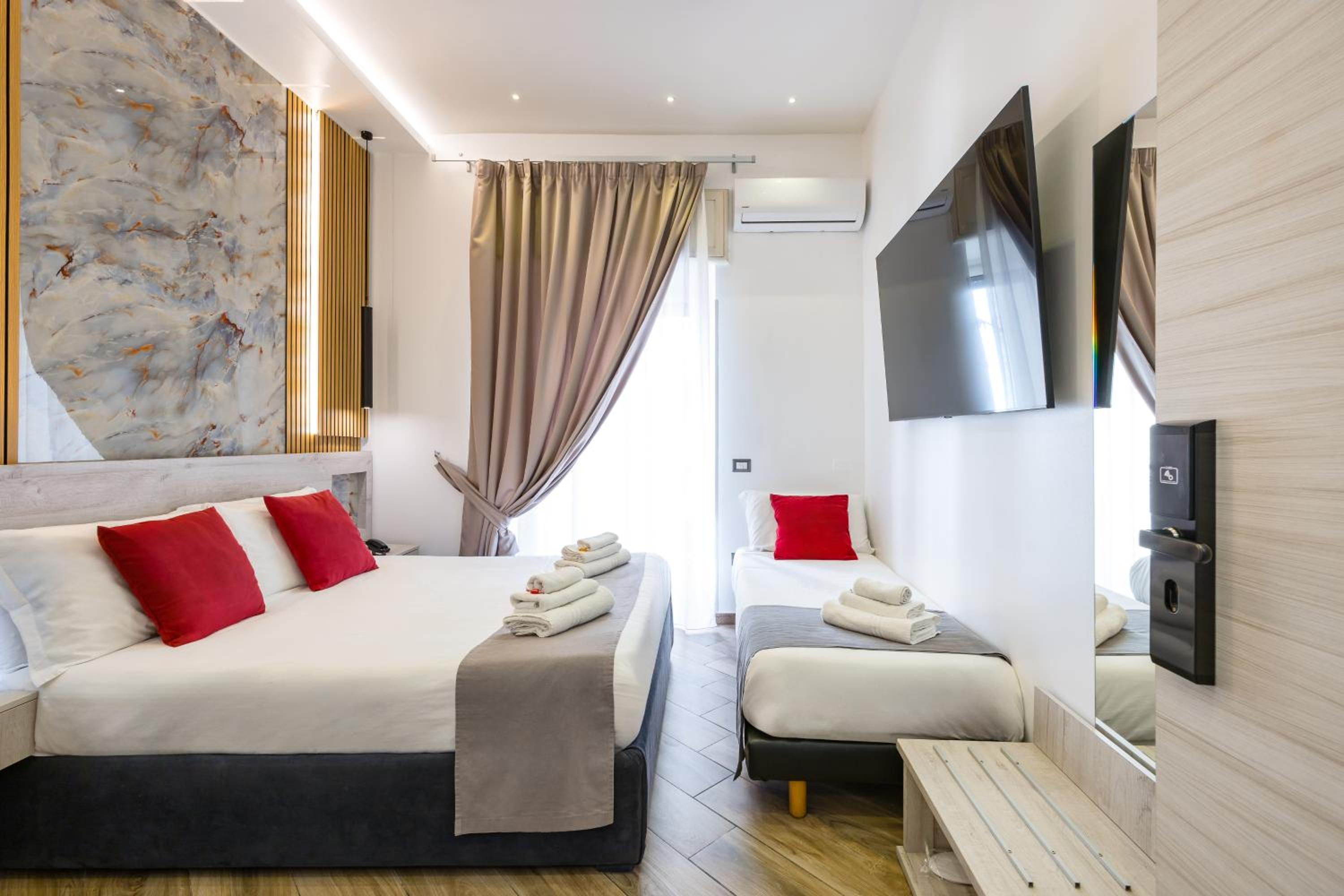 Triple Room thumbnail 5