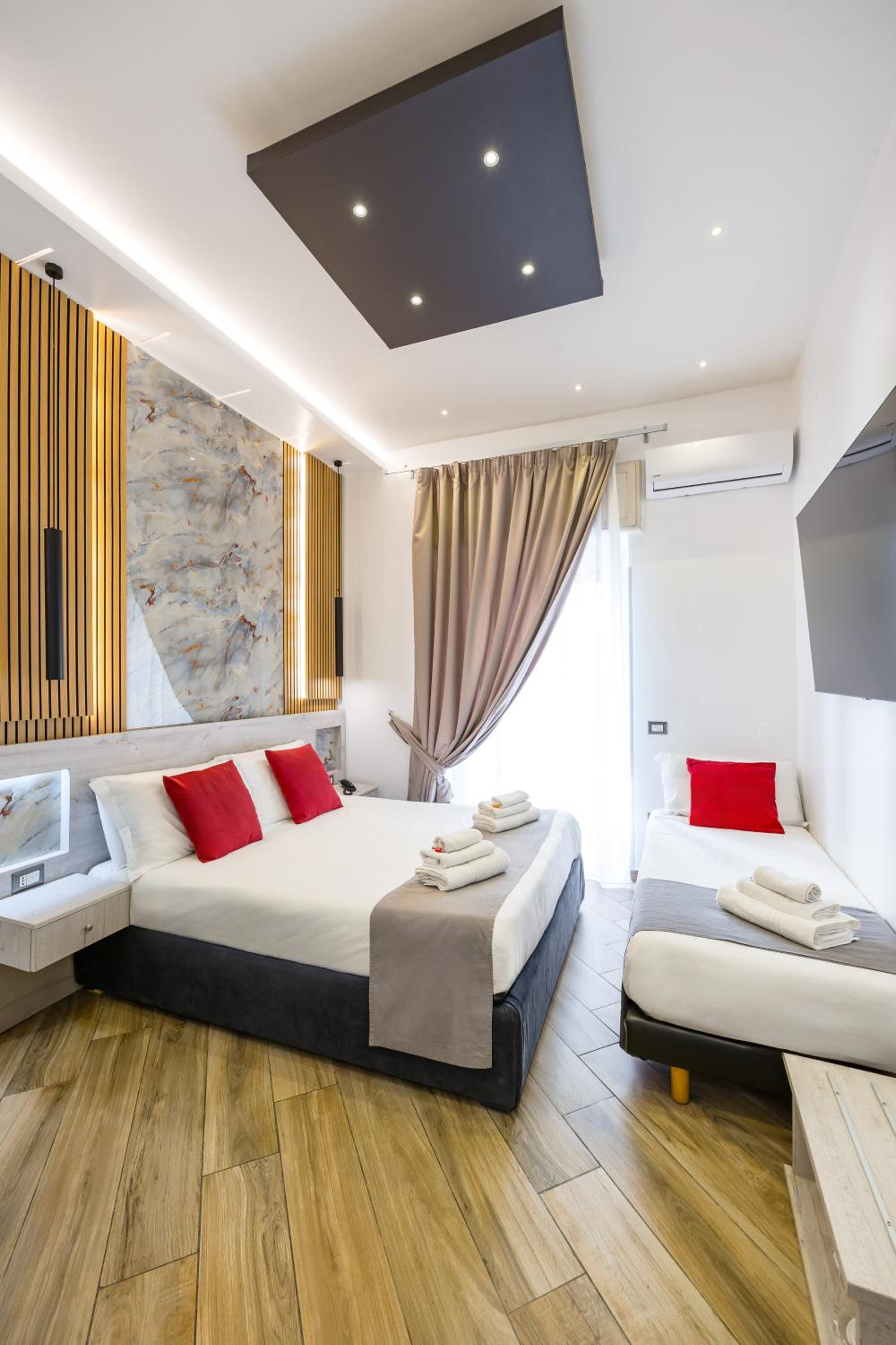 Triple Room thumbnail 6