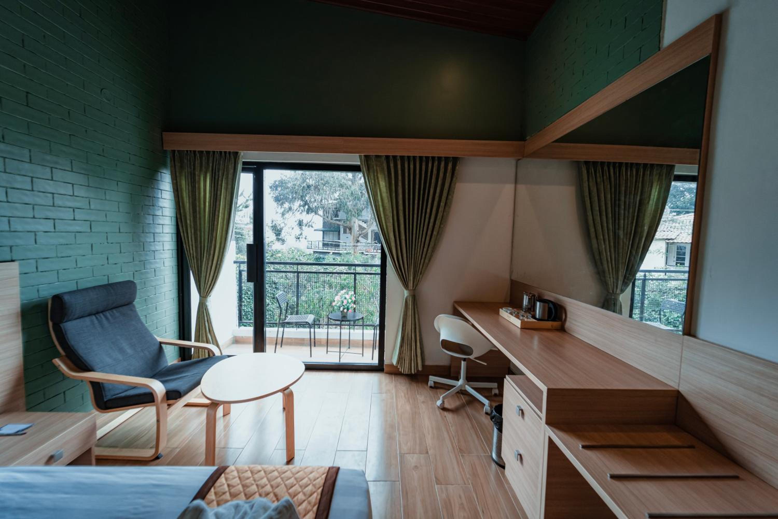 King Room with Balcony - Photo 9