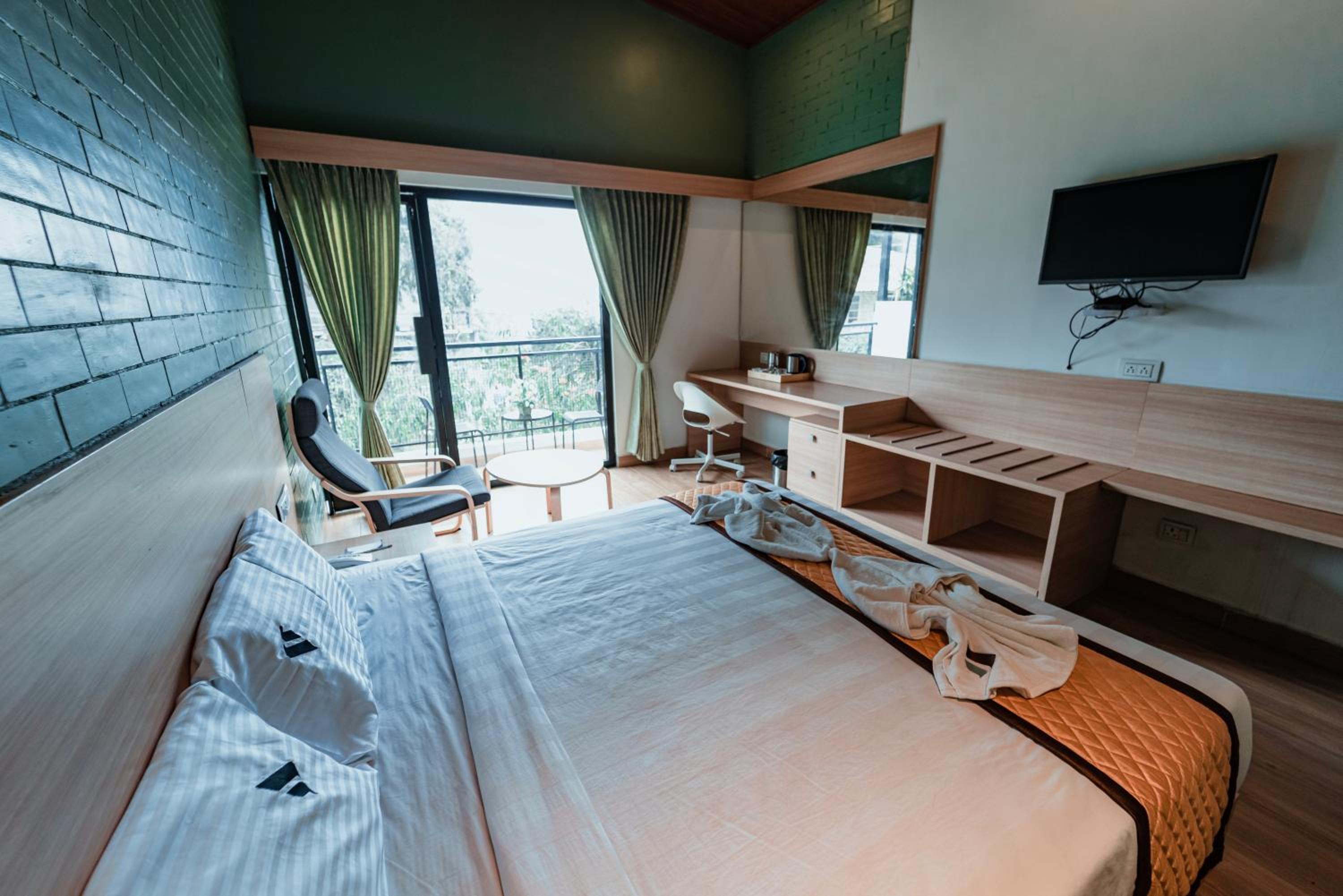 King Room with Balcony - Photo 2