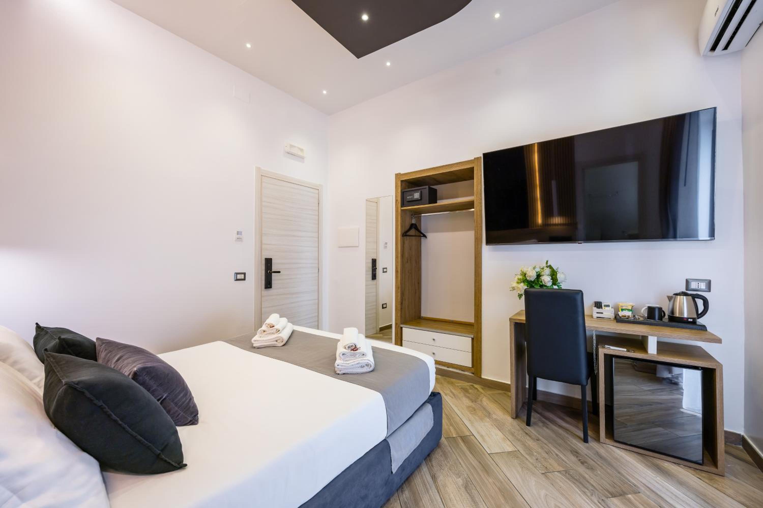 Economy Double Room - Photo 32