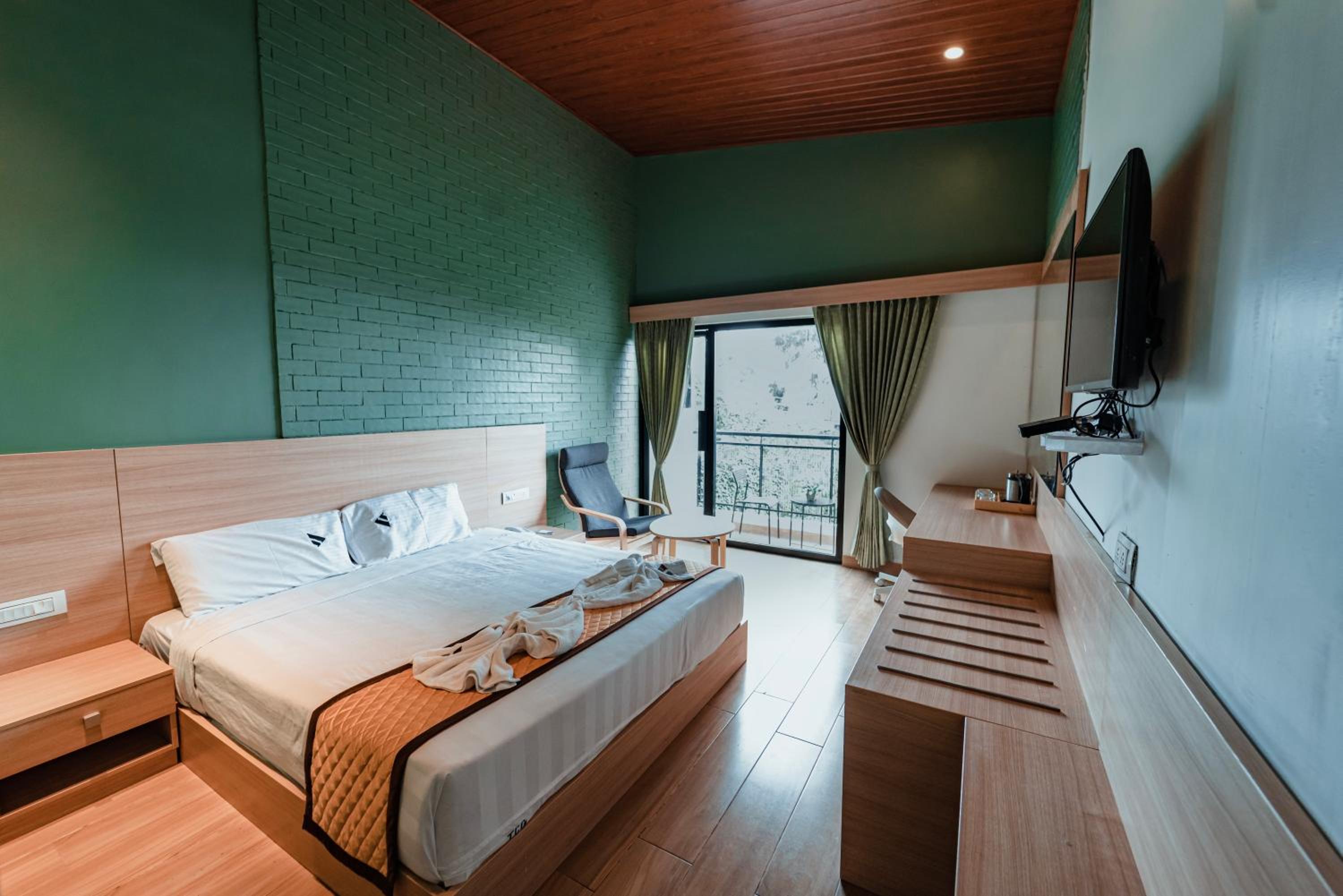 King Room with Balcony - Photo 1