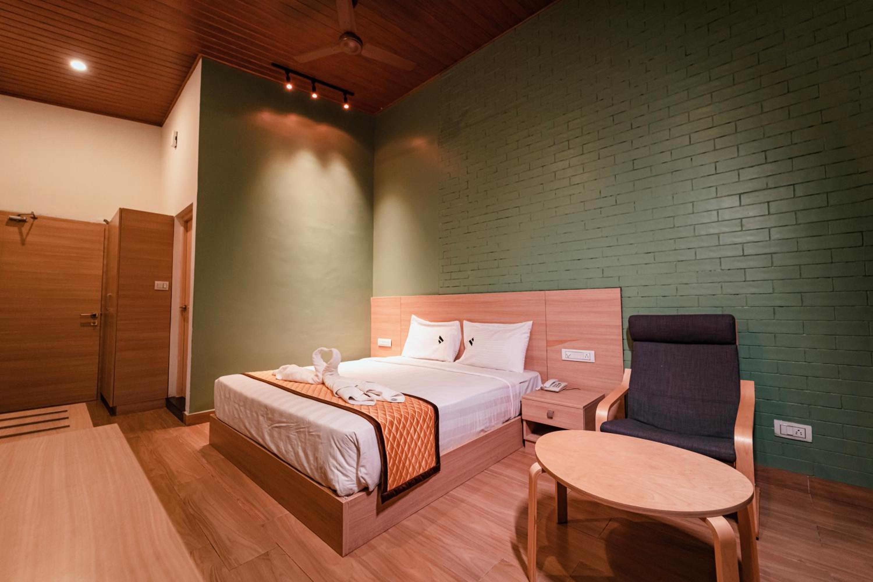 King Room with Balcony - Photo 7