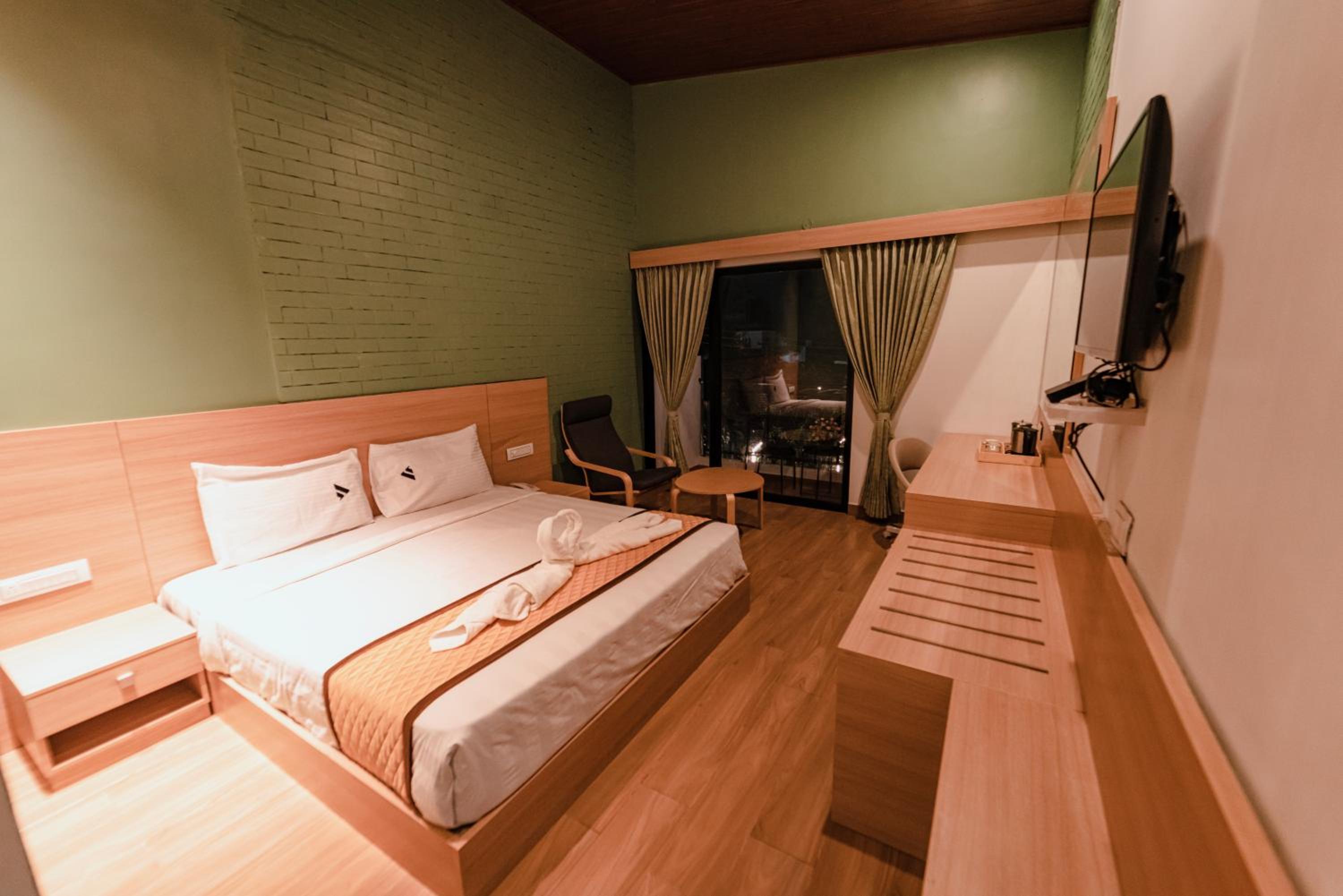 King Room with Balcony - Photo 8