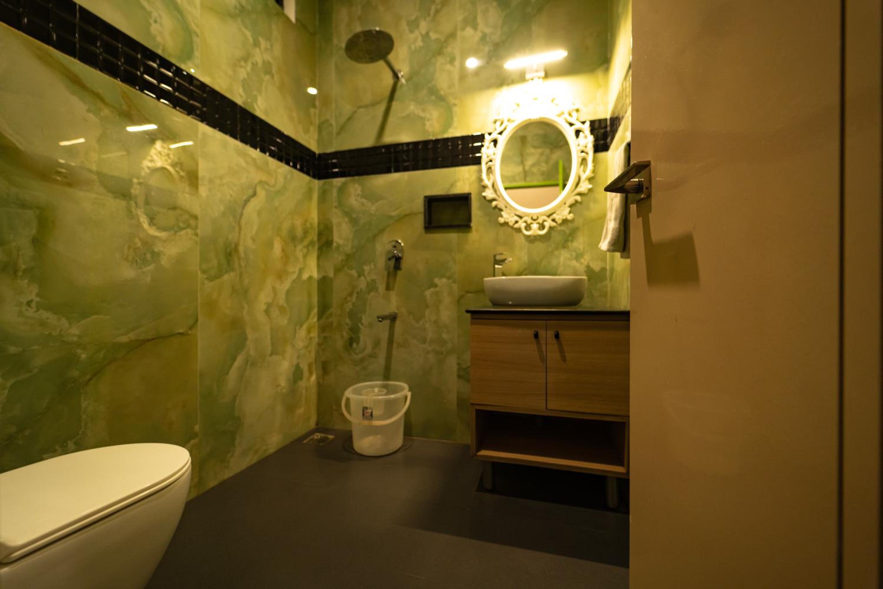 King Room with Balcony - Photo 6