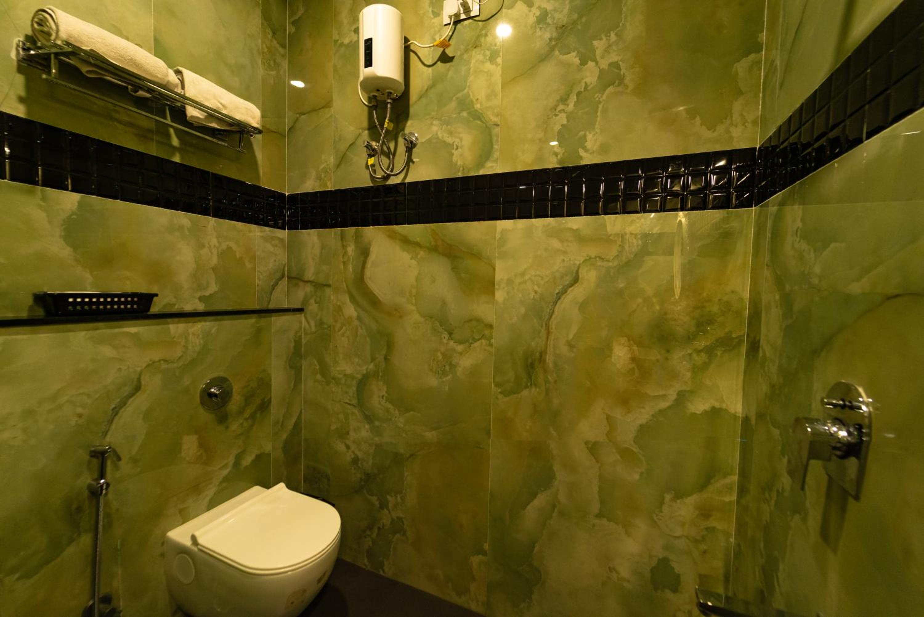 King Room with Balcony - Photo 5