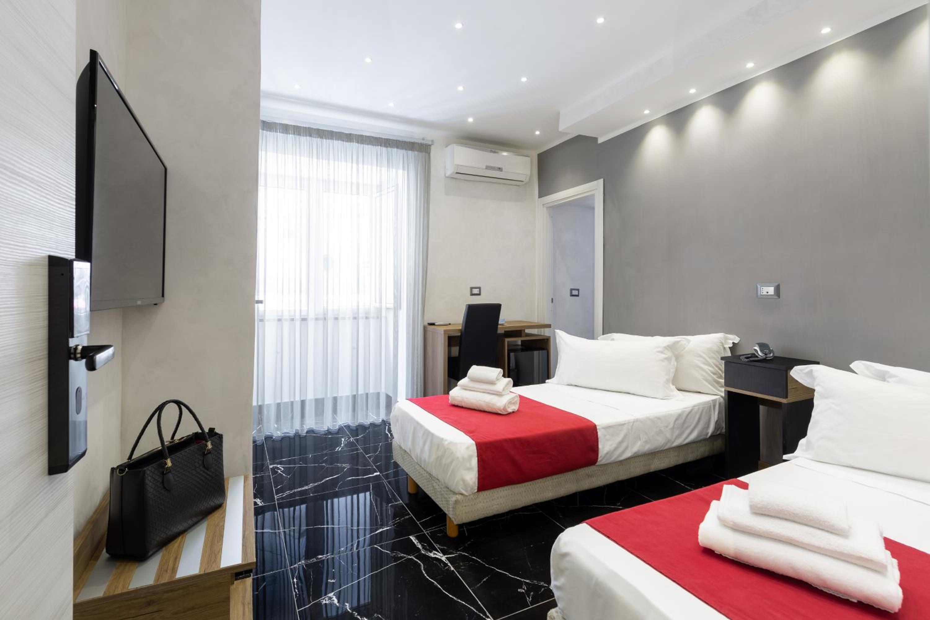 Quadruple Room thumbnail 6