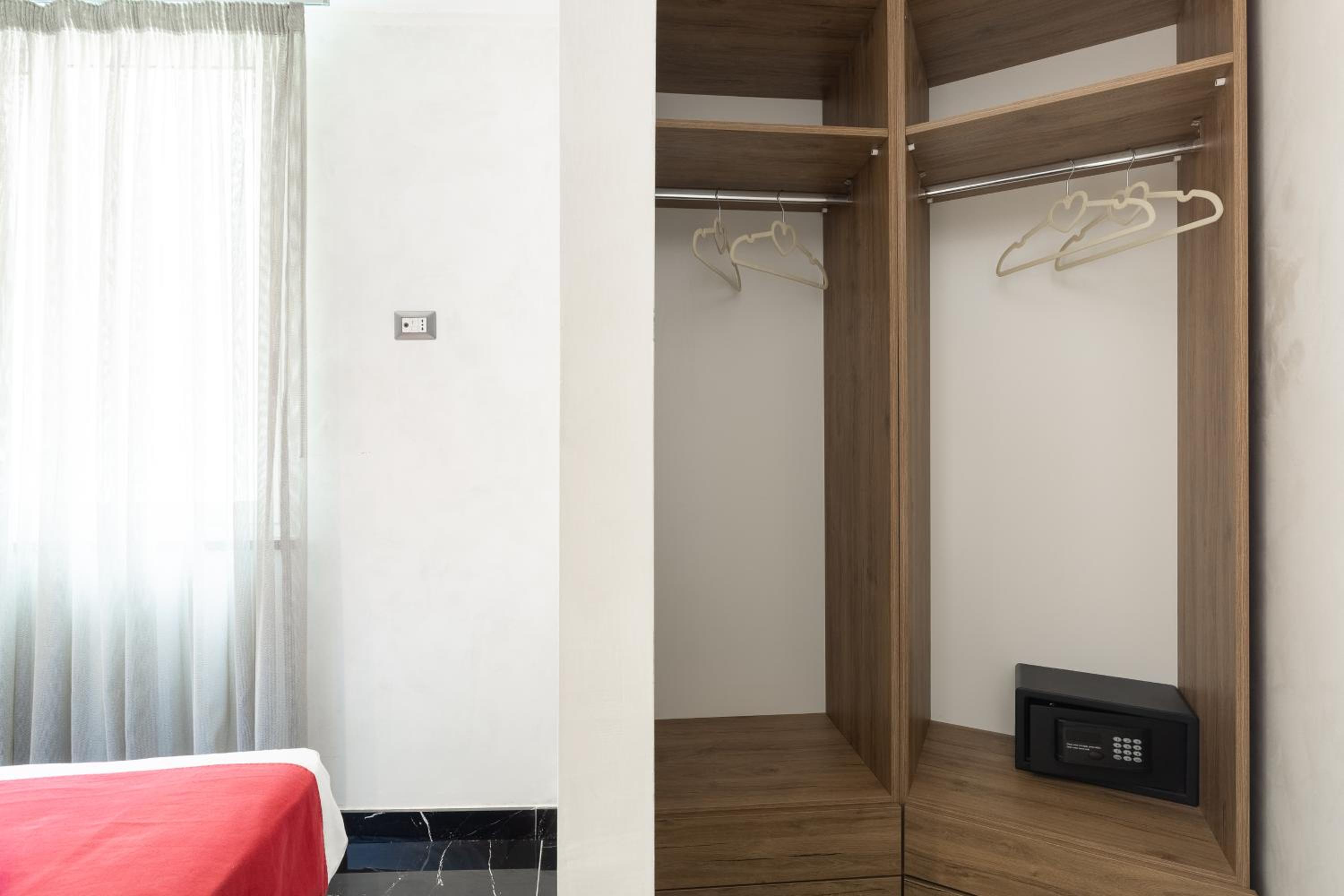 Quadruple Room thumbnail 6