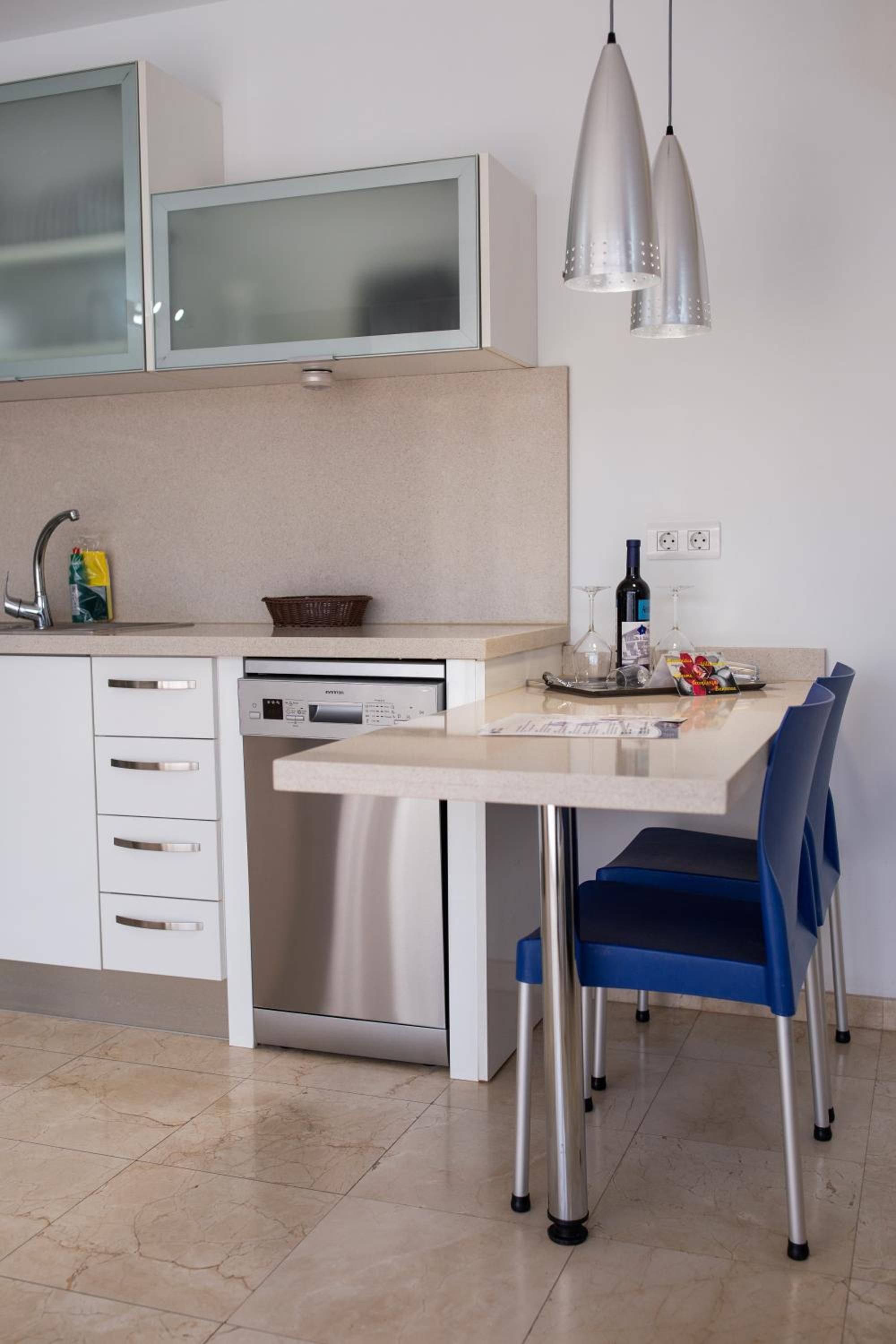 One-Bedroom Apartment with Sea View and Balcony photo 3