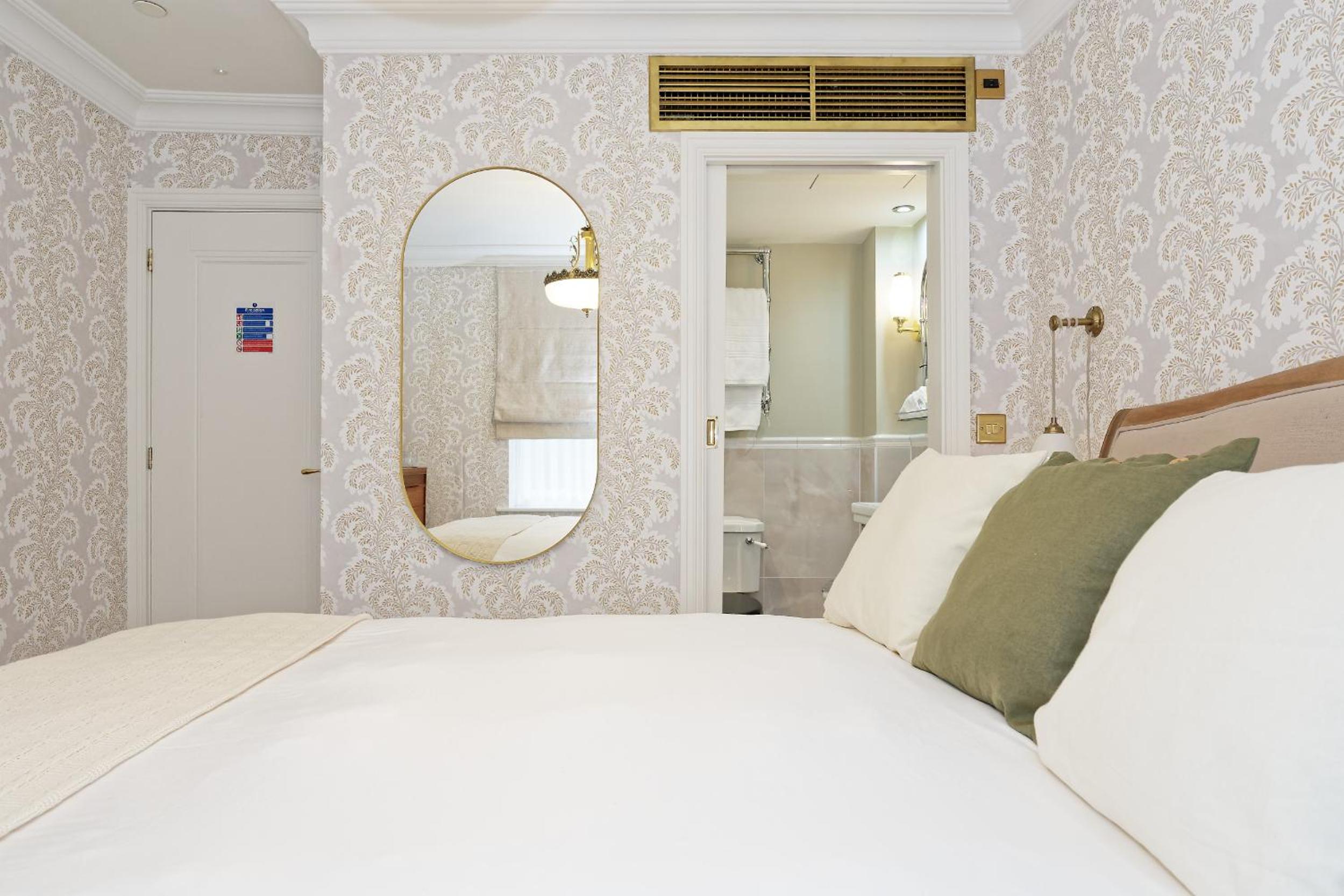 Standard King Room photo 2
