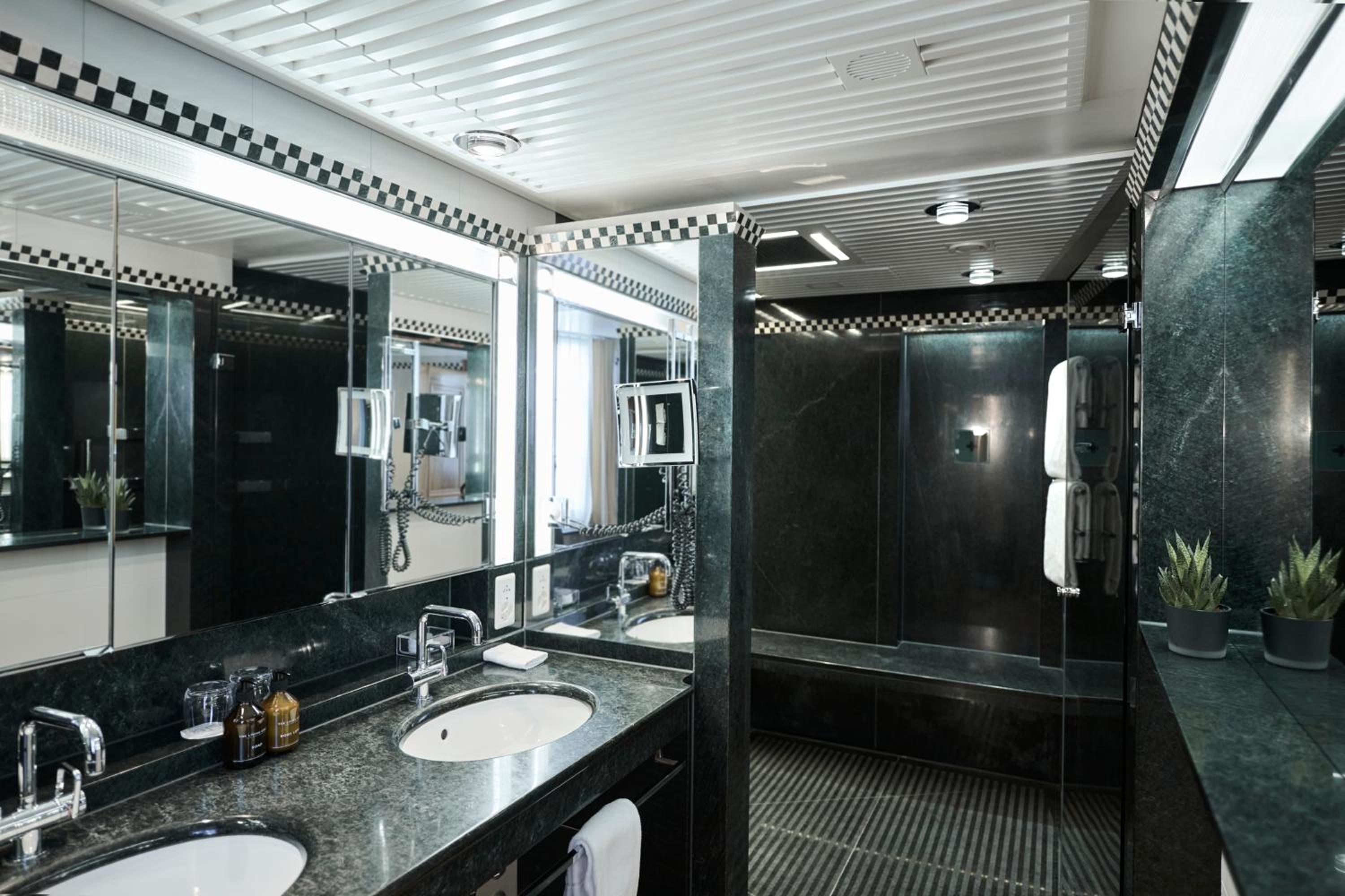 Family Suite (Non Smoking)
