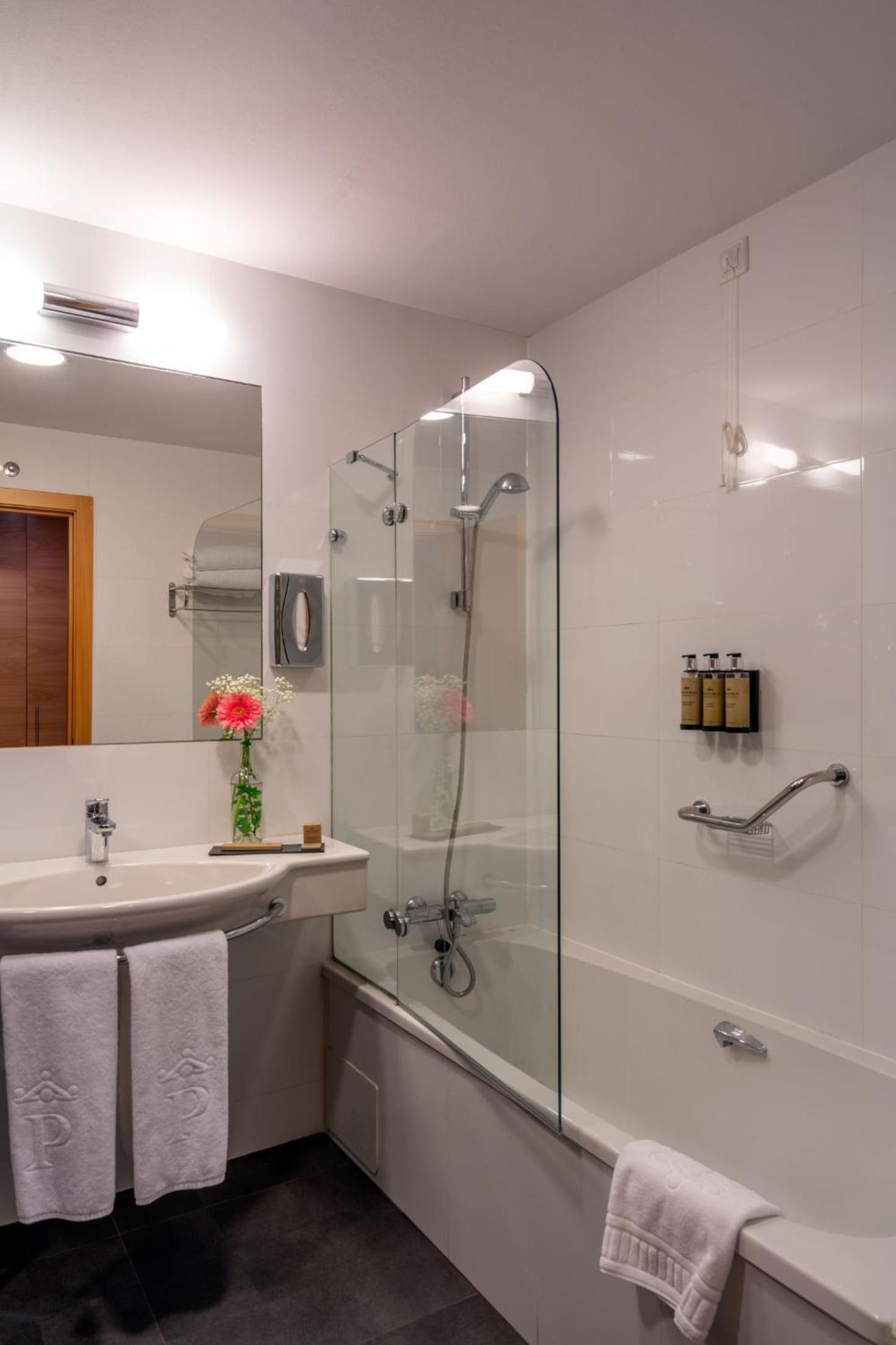 Standard Double Room - Photo 8