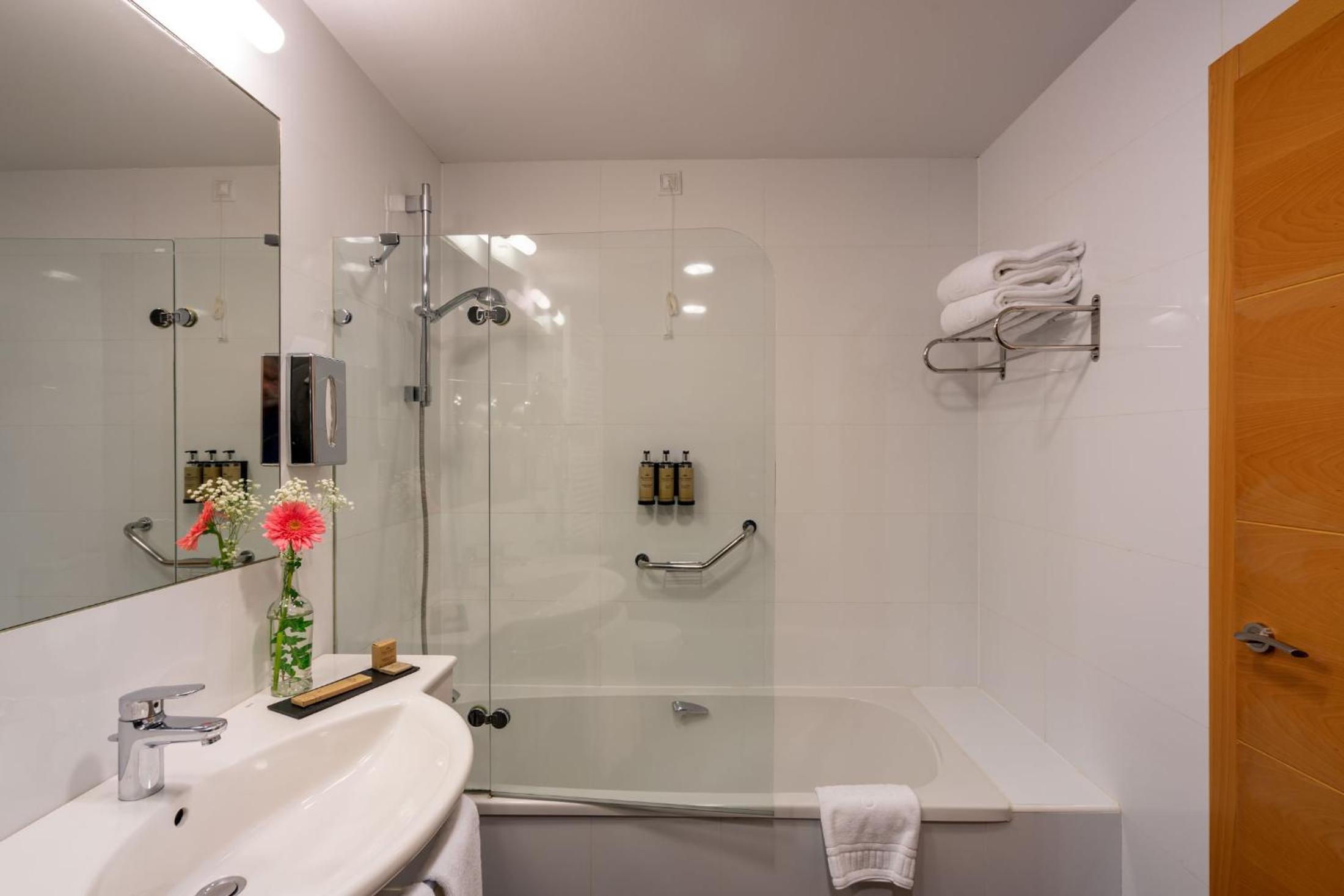 Standard Double Room - Photo 9