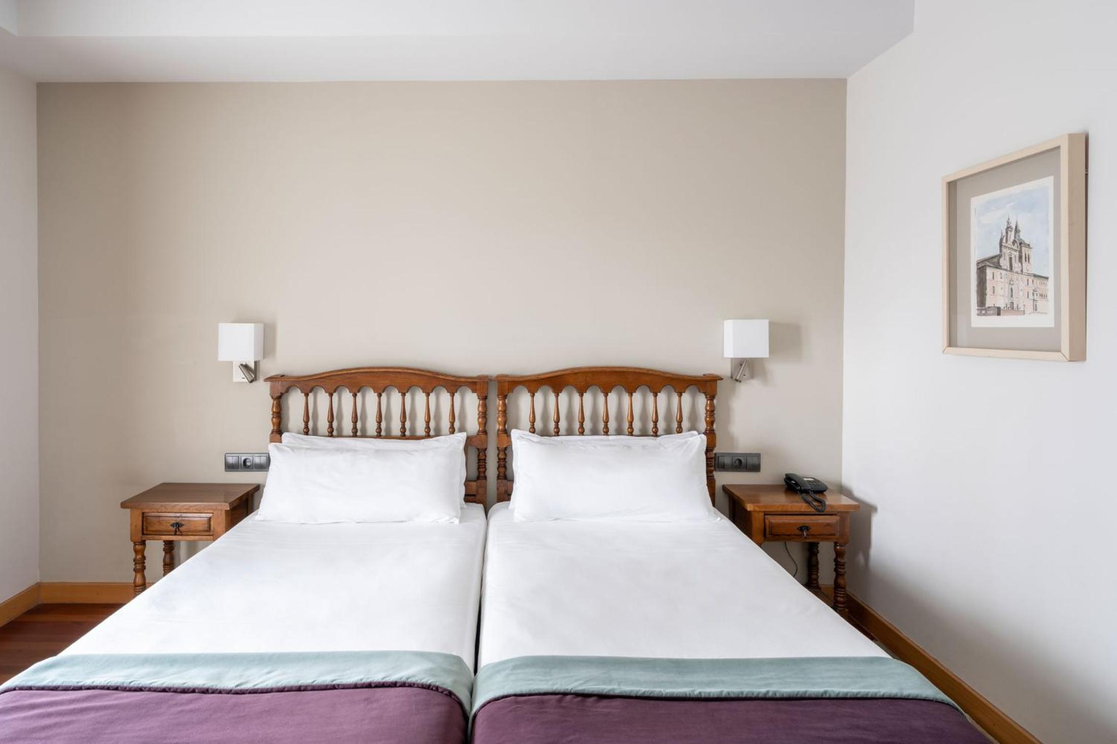 Standard Double Room - Photo 11
