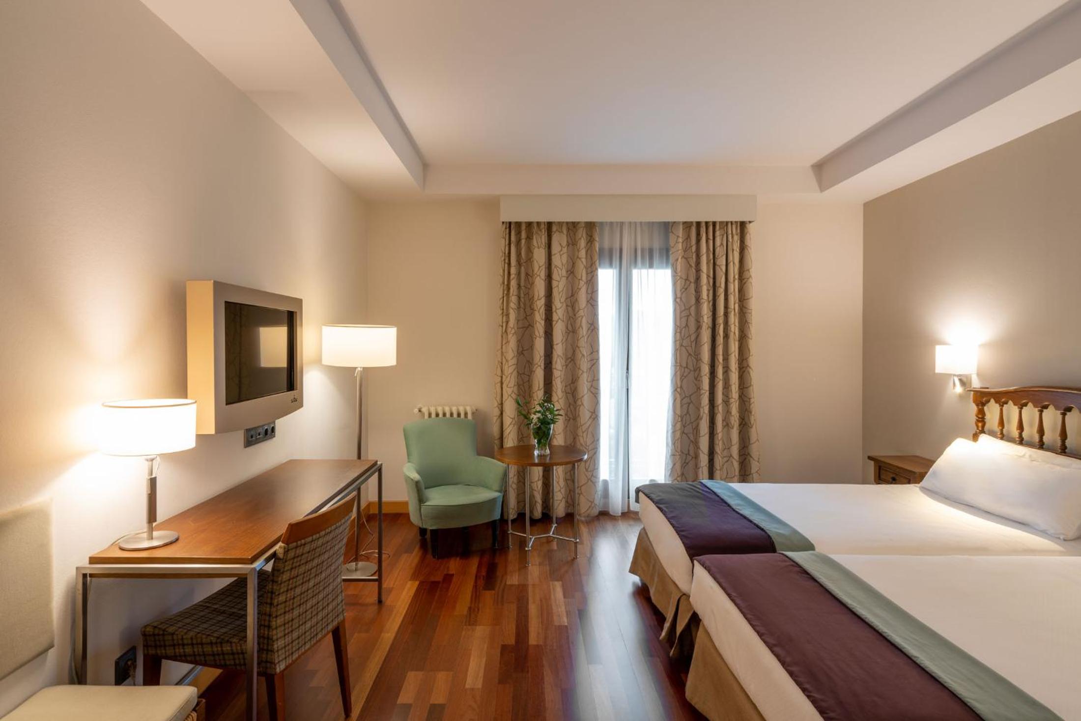 Standard Double Room - Photo 13