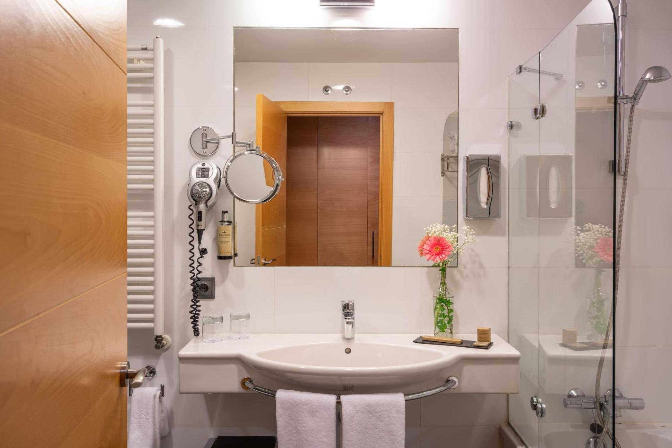 Standard Double Room - Photo 12