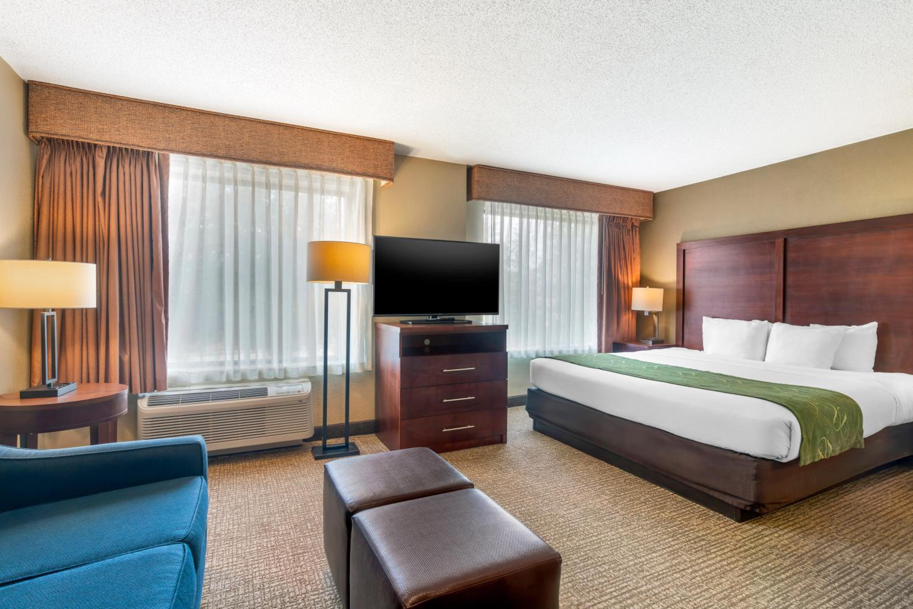 King Suite - Non-Smoking photo 2