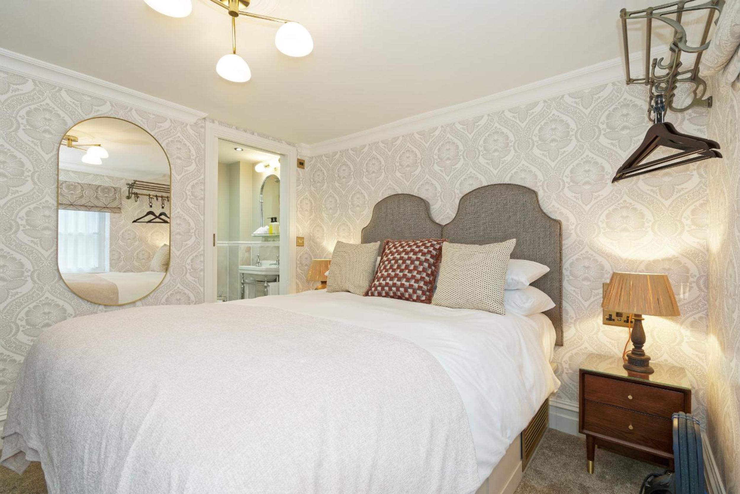 Standard King Room photo 1