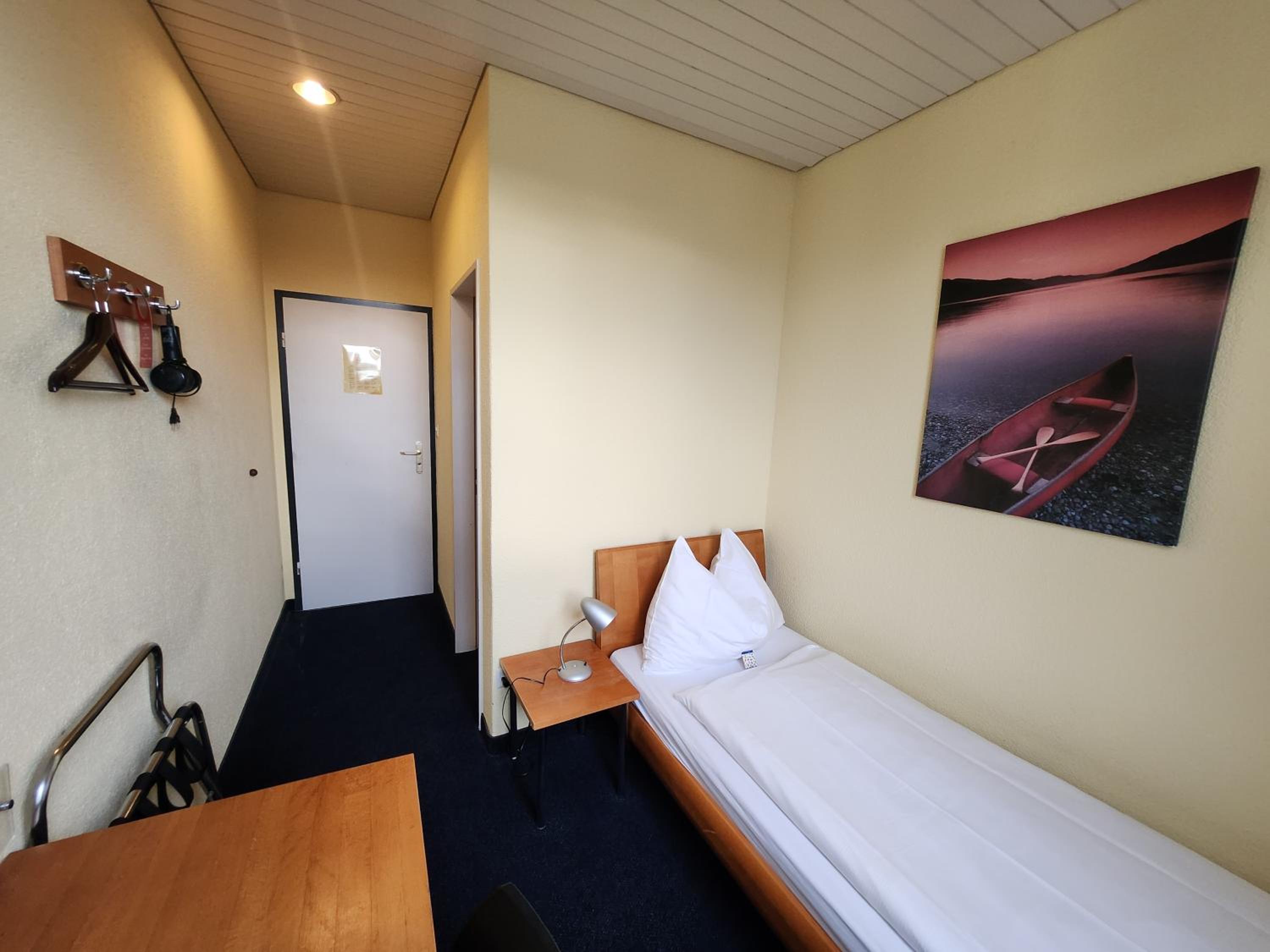 Single Room Budget Small photo 1